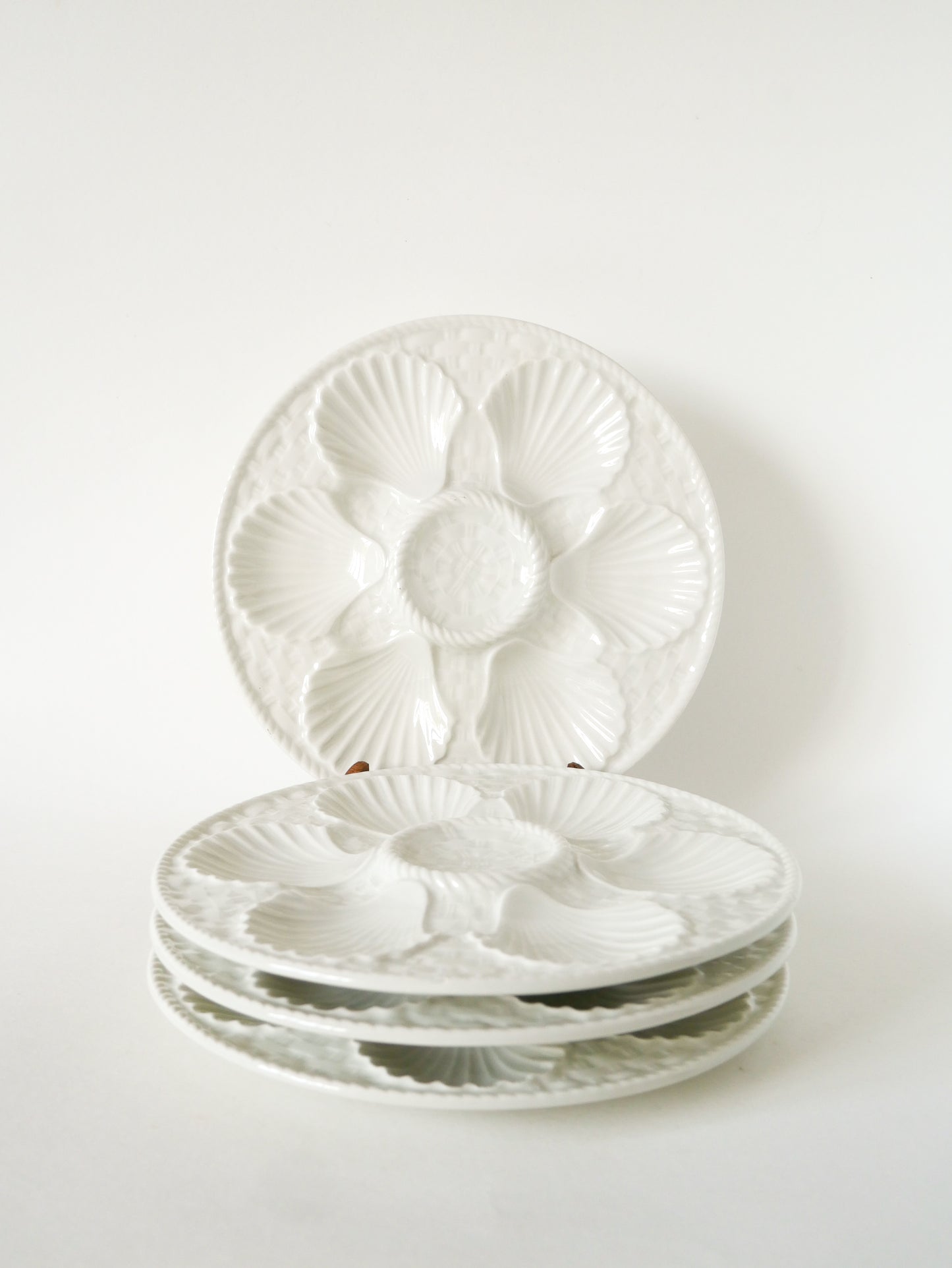 Lot de 4 assiettes à huîtres en barbotine, Blanc, 1960