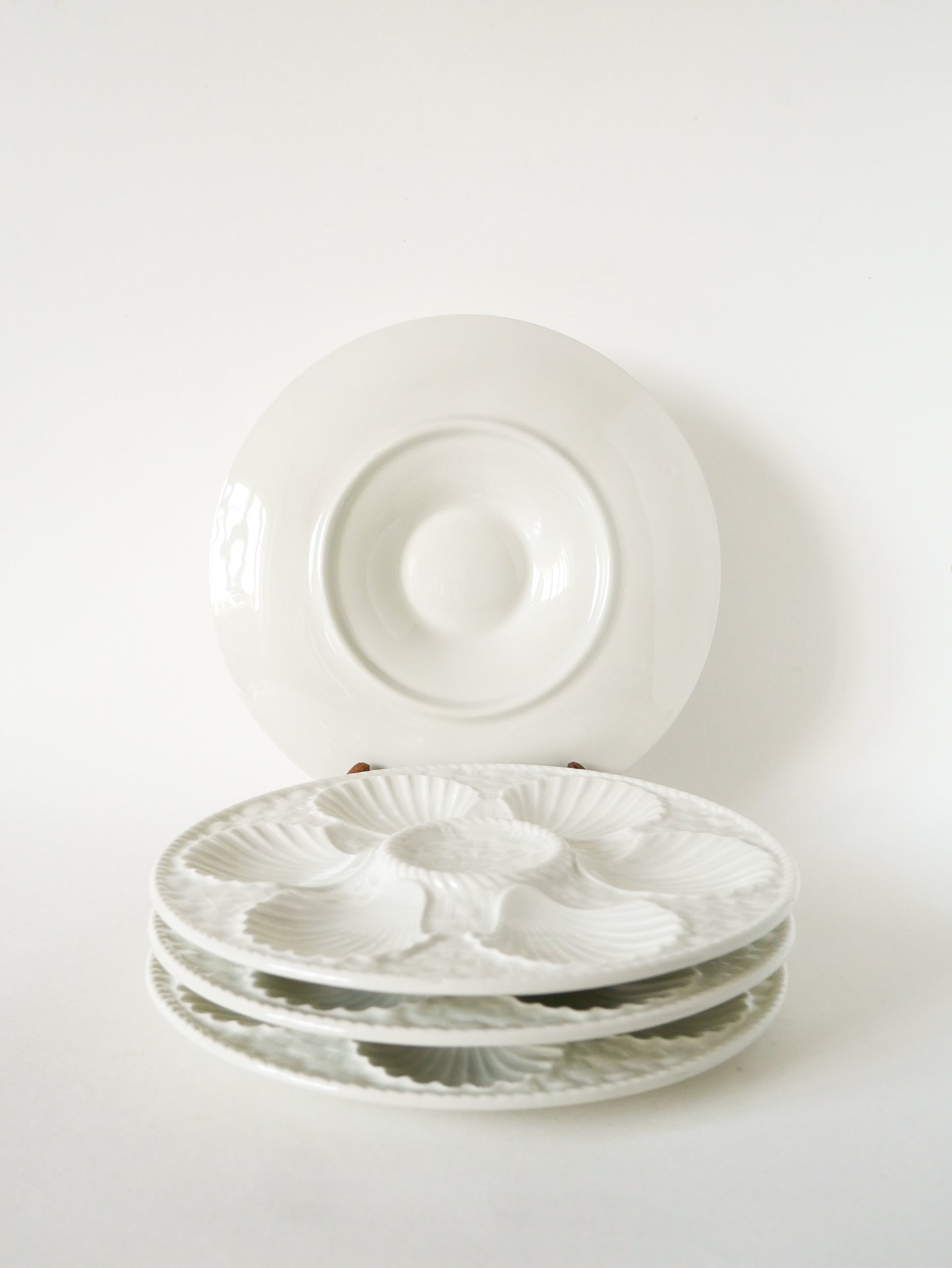 Lot de 4 assiettes à huîtres en barbotine, Blanc, 1960