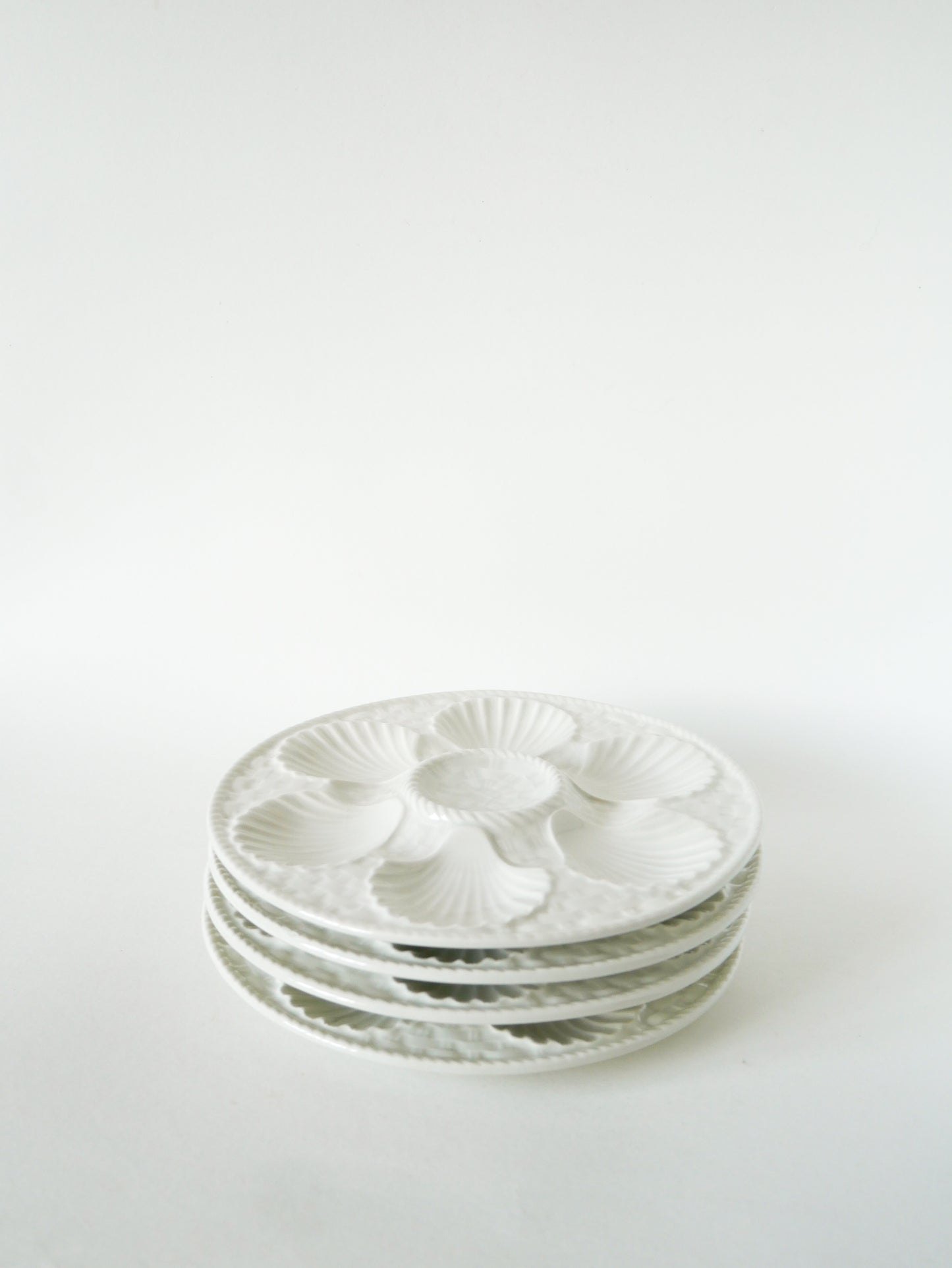 Lot de 4 assiettes à huîtres en barbotine, Blanc, 1960