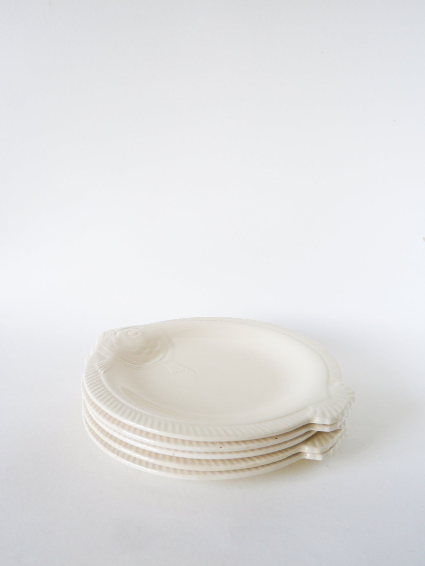 Lot de 4 assiettes en barbotine, modèle Poisson, Crème, 1960