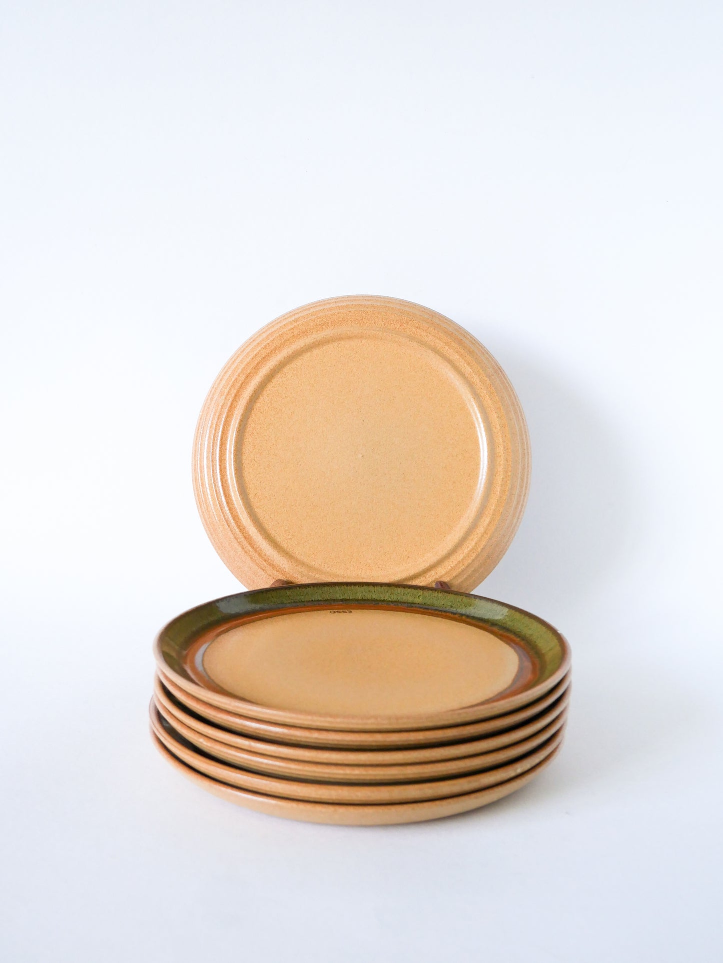 Lot de 7 assiettes à dessert en grès, liseré Vert, 1970