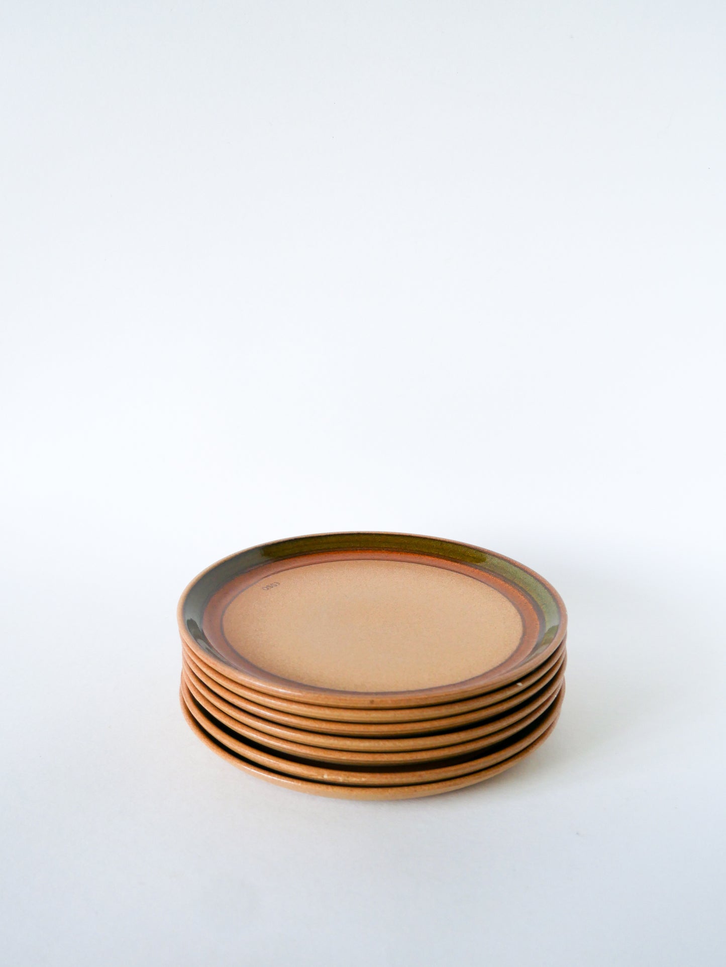 Lot de 7 assiettes à dessert en grès, liseré Vert, 1970