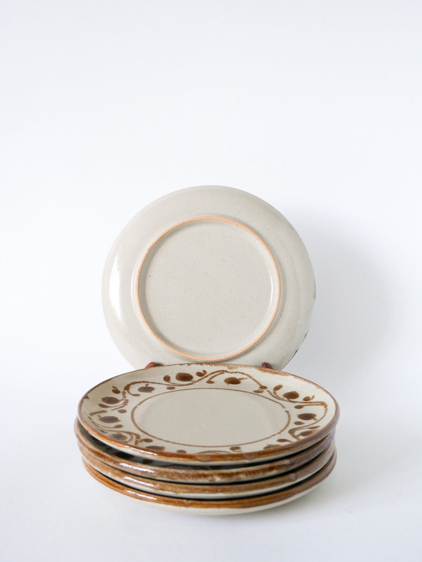 Lot de 5 assiettes à dessert en grès, avec motifs, 1970