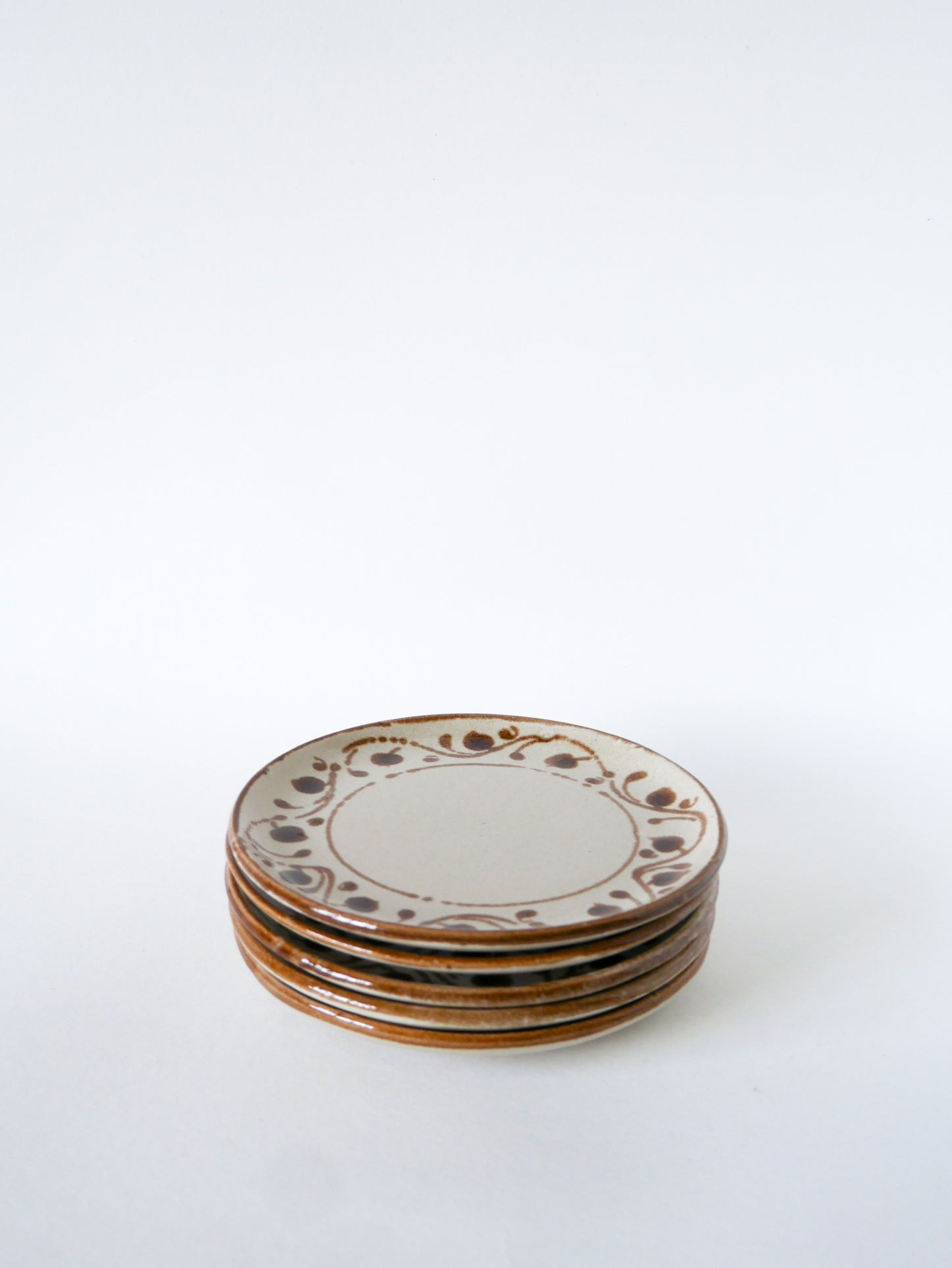 Lot de 5 assiettes à dessert en grès, avec motifs, 1970