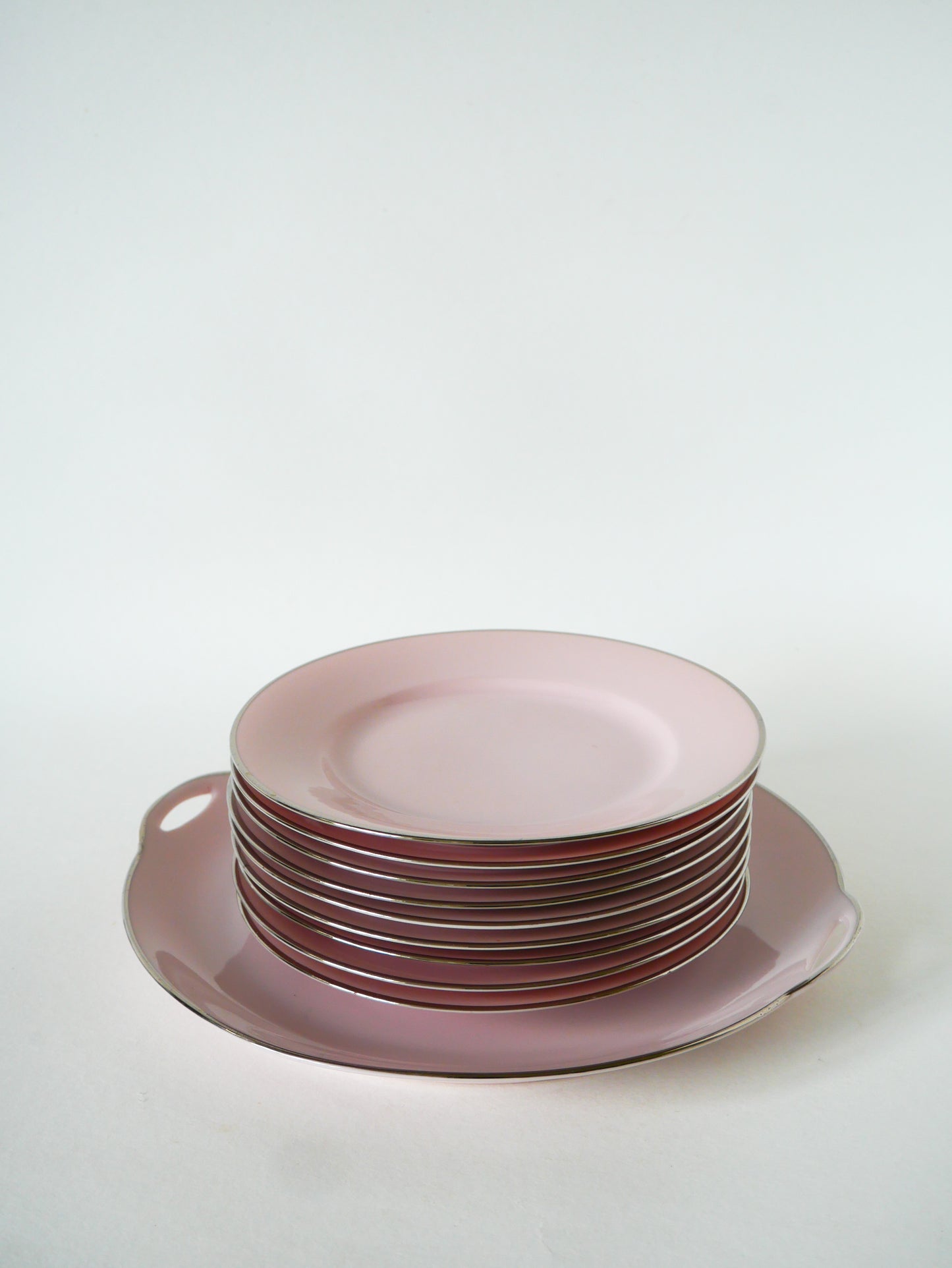 Ensemble composé d'un plat à gâteaux et de 9 assiettes à dessert, Rose et liseré Argenté, 1940