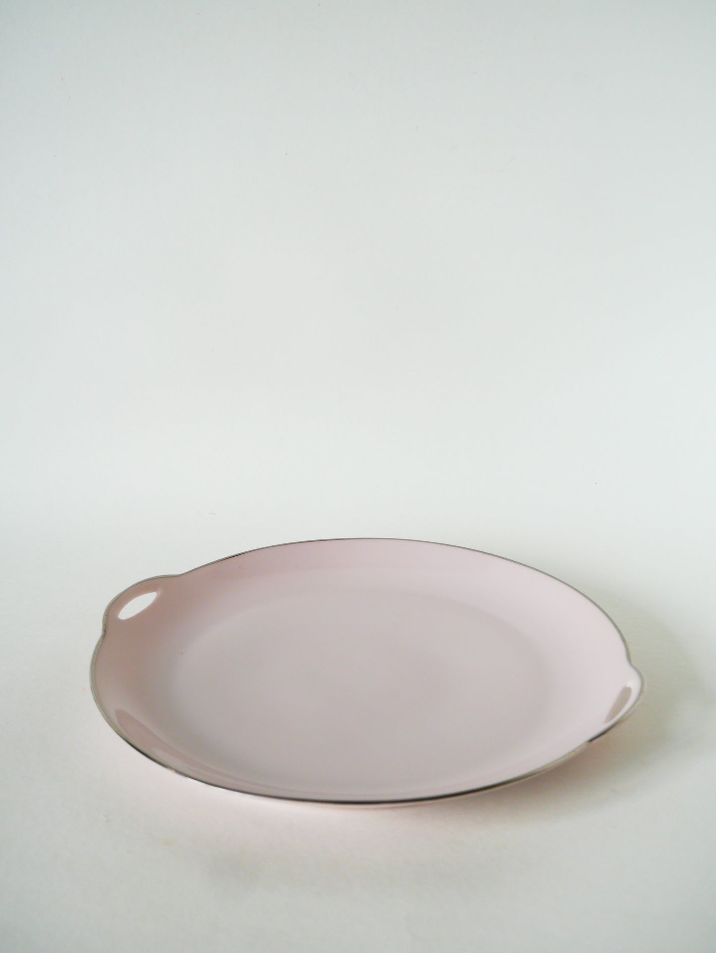 Ensemble composé d'un plat à gâteaux et de 9 assiettes à dessert, Rose et liseré Argenté, 1940