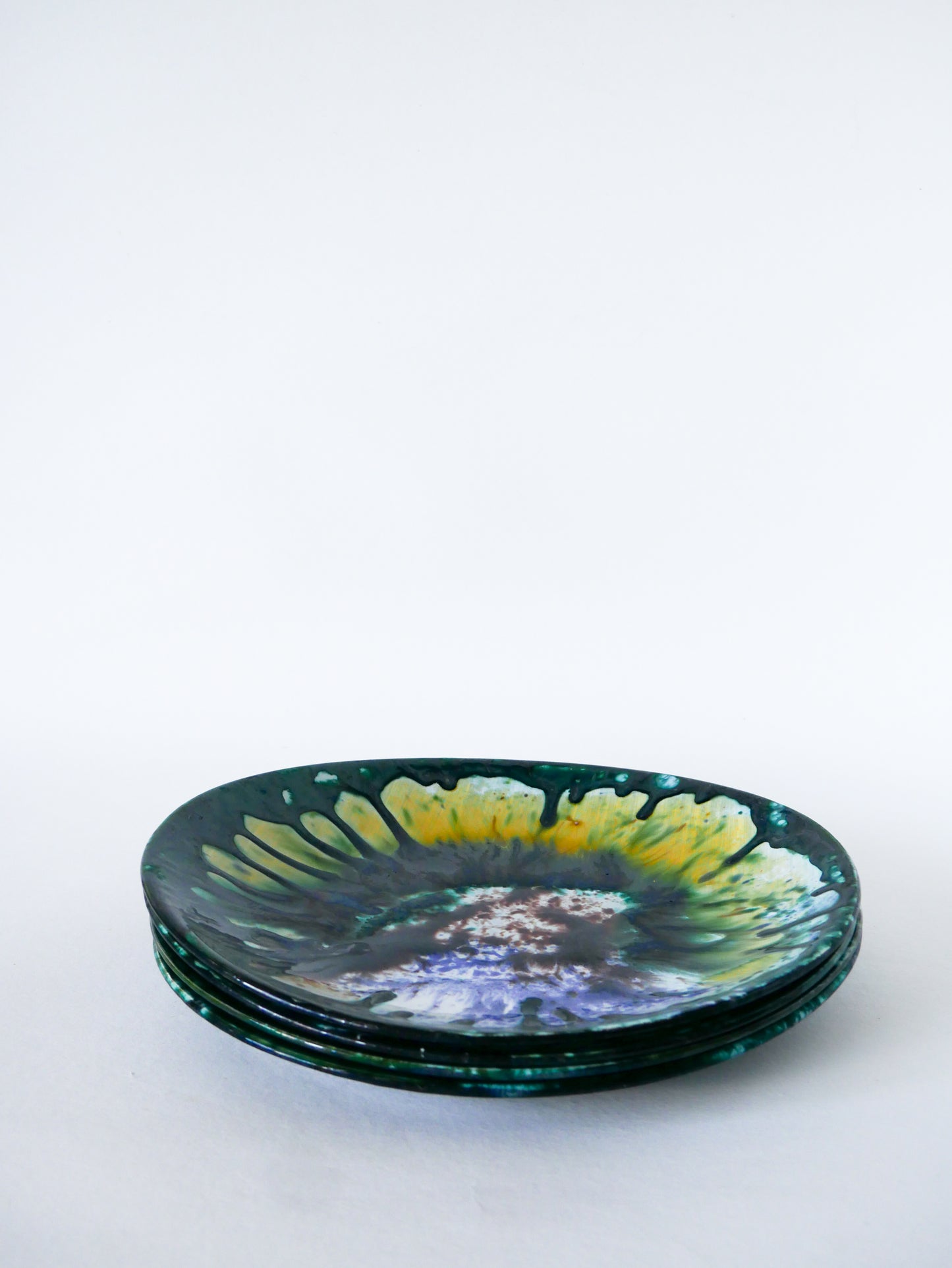 Lot de 5 assiettes plates ovoïdes en céramique du Morvan, 1970