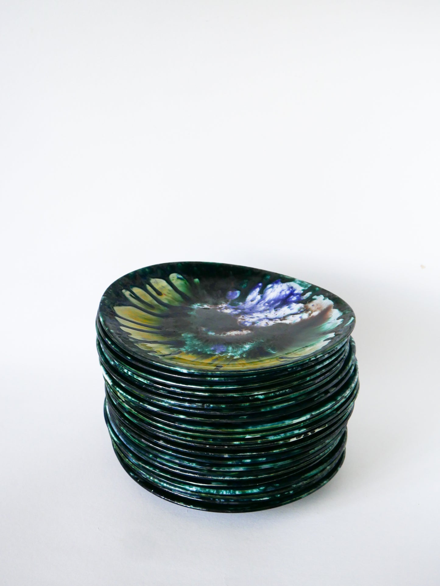 Lot de 5 assiettes plates ovoïdes en céramique du Morvan, 1970