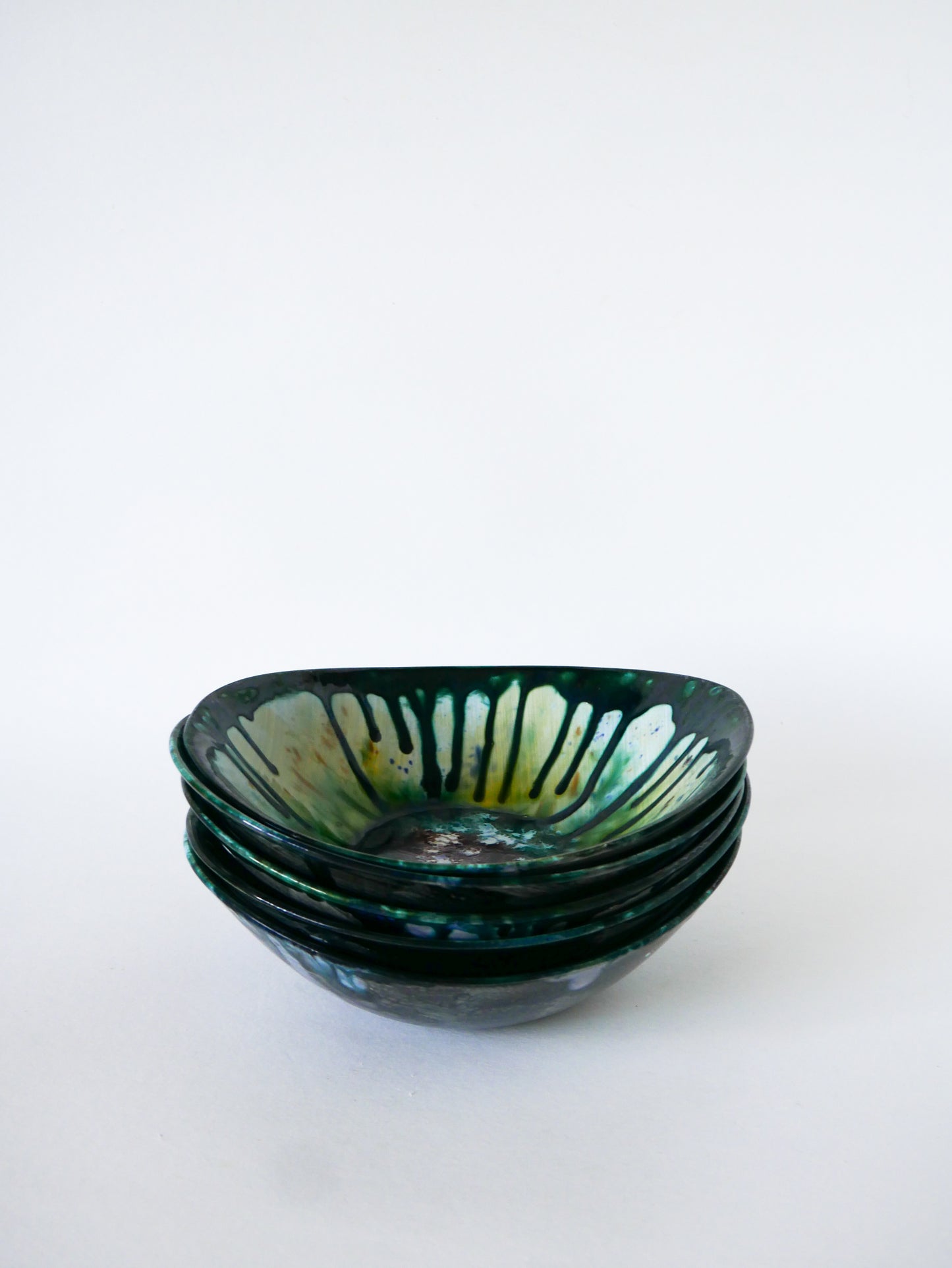 Lot de 5 assiettes creuses ovoïdes en céramique du Morvan, 1970