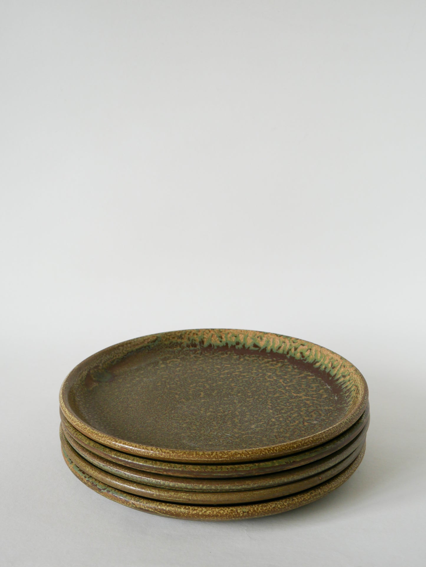 Lot de 5 assiettes plates en grès moucheté, Marron & Vert, Fabrication Artisanale, 1970