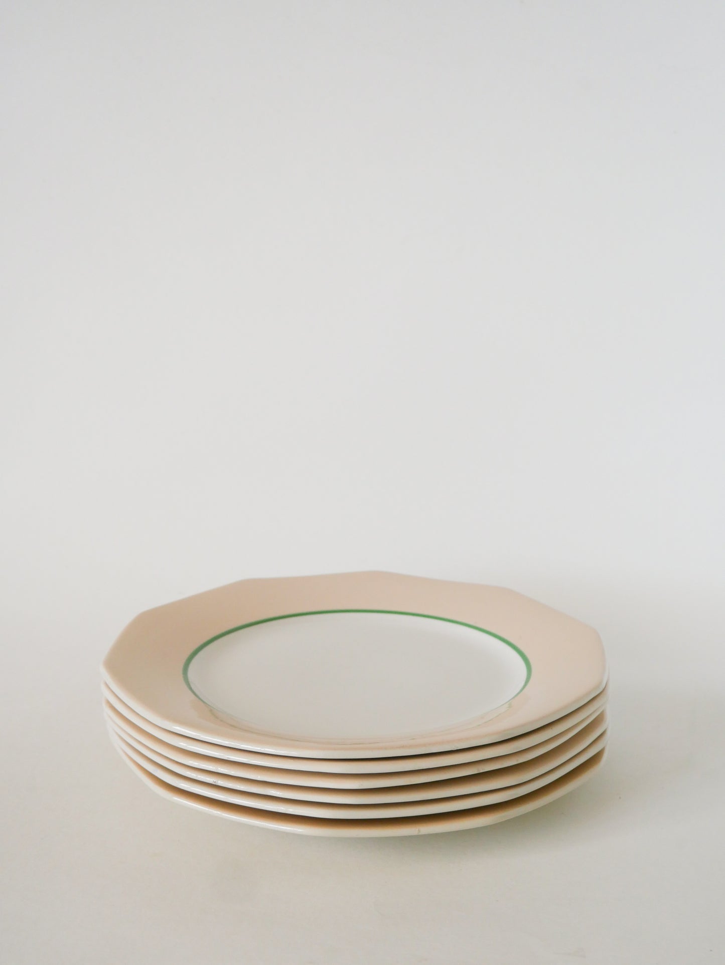 Lot de 6 assiettes plates hexagonales, Rose pâle et Liseré vert, 1960