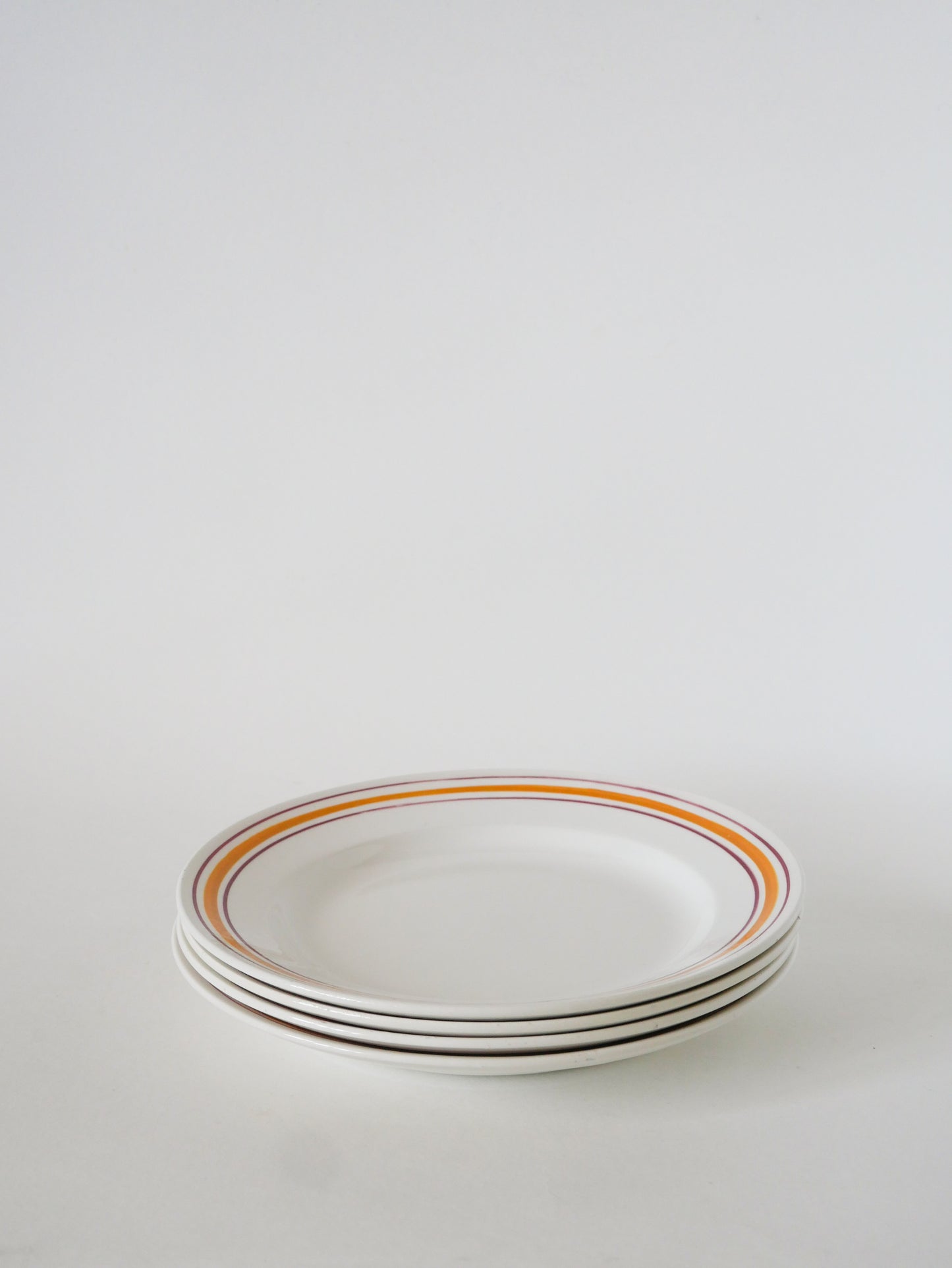 Lot de 4 assiettes plates, Liserés Jaune et Bordeaux, 1960
