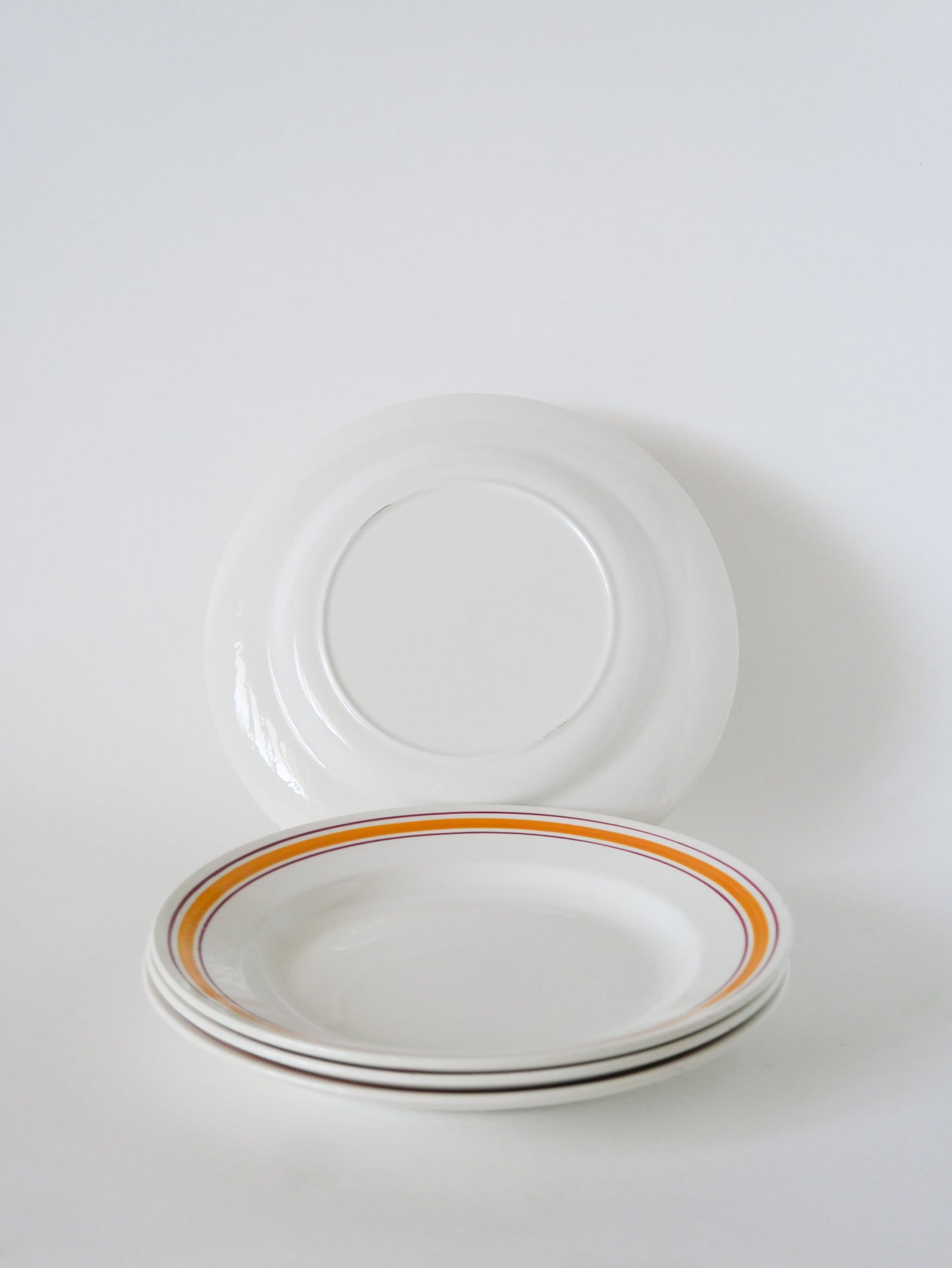 Lot de 4 assiettes plates, Liserés Jaune et Bordeaux, 1960