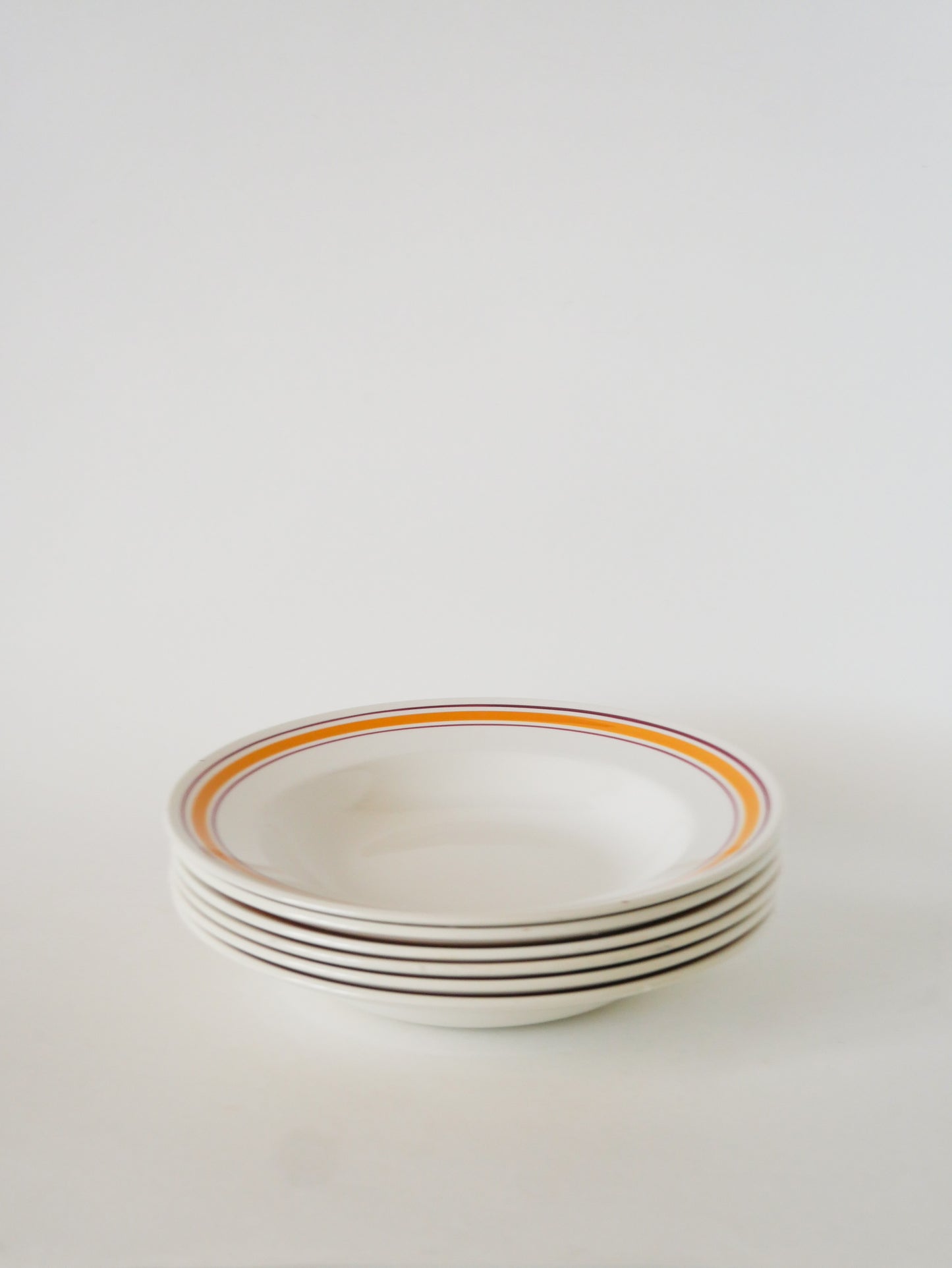 Lot de 6 assiettes creuses, Liserés Jaune et Bordeaux, 1960