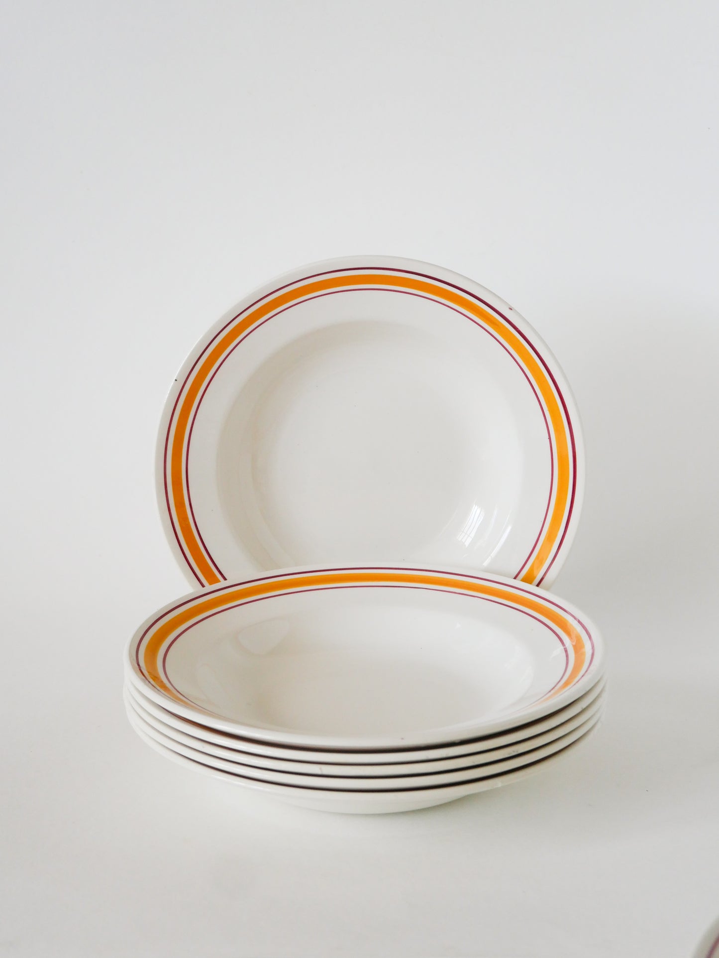 Lot de 6 assiettes creuses, Liserés Jaune et Bordeaux, 1960