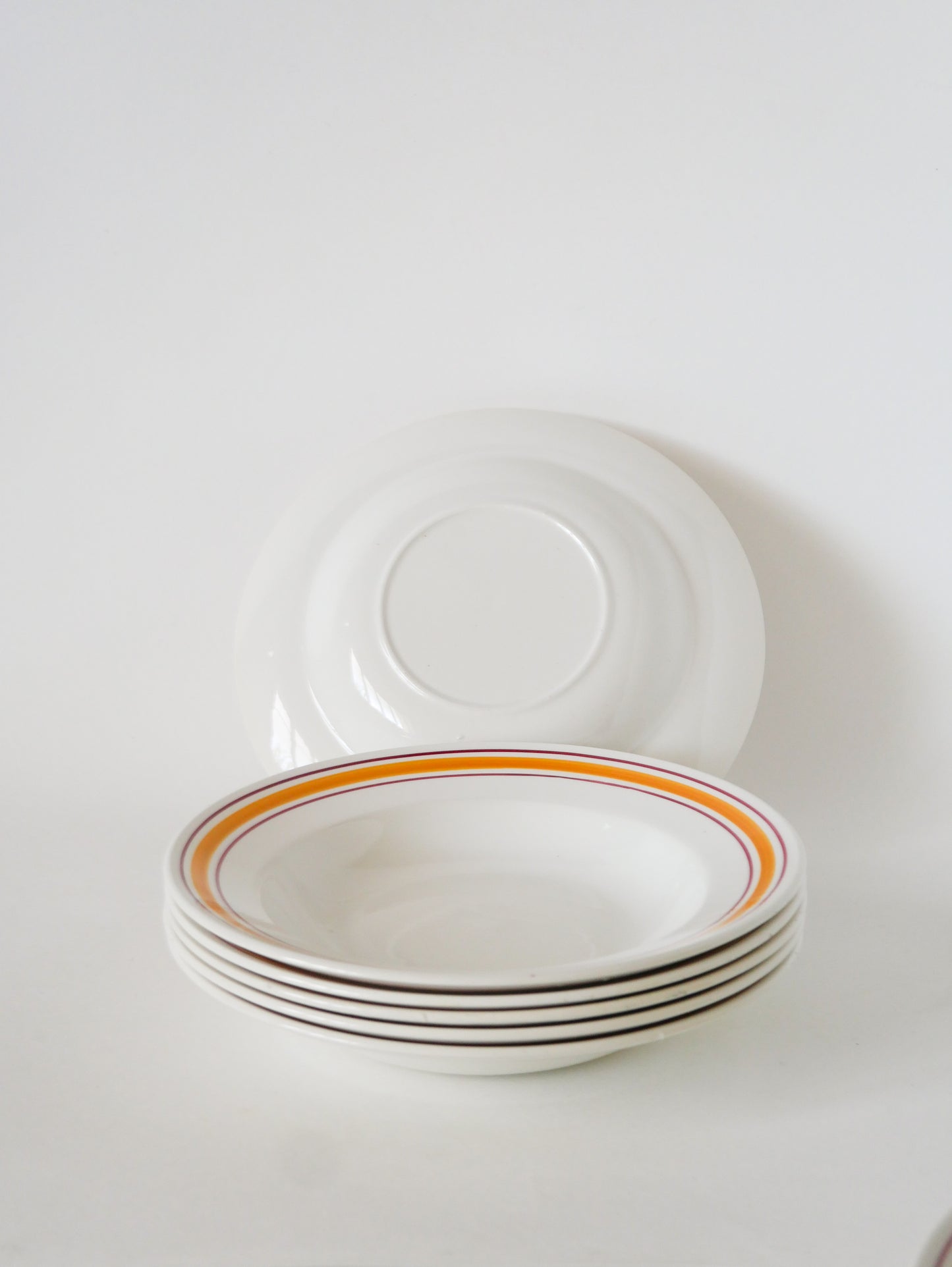 Lot de 6 assiettes creuses, Liserés Jaune et Bordeaux, 1960