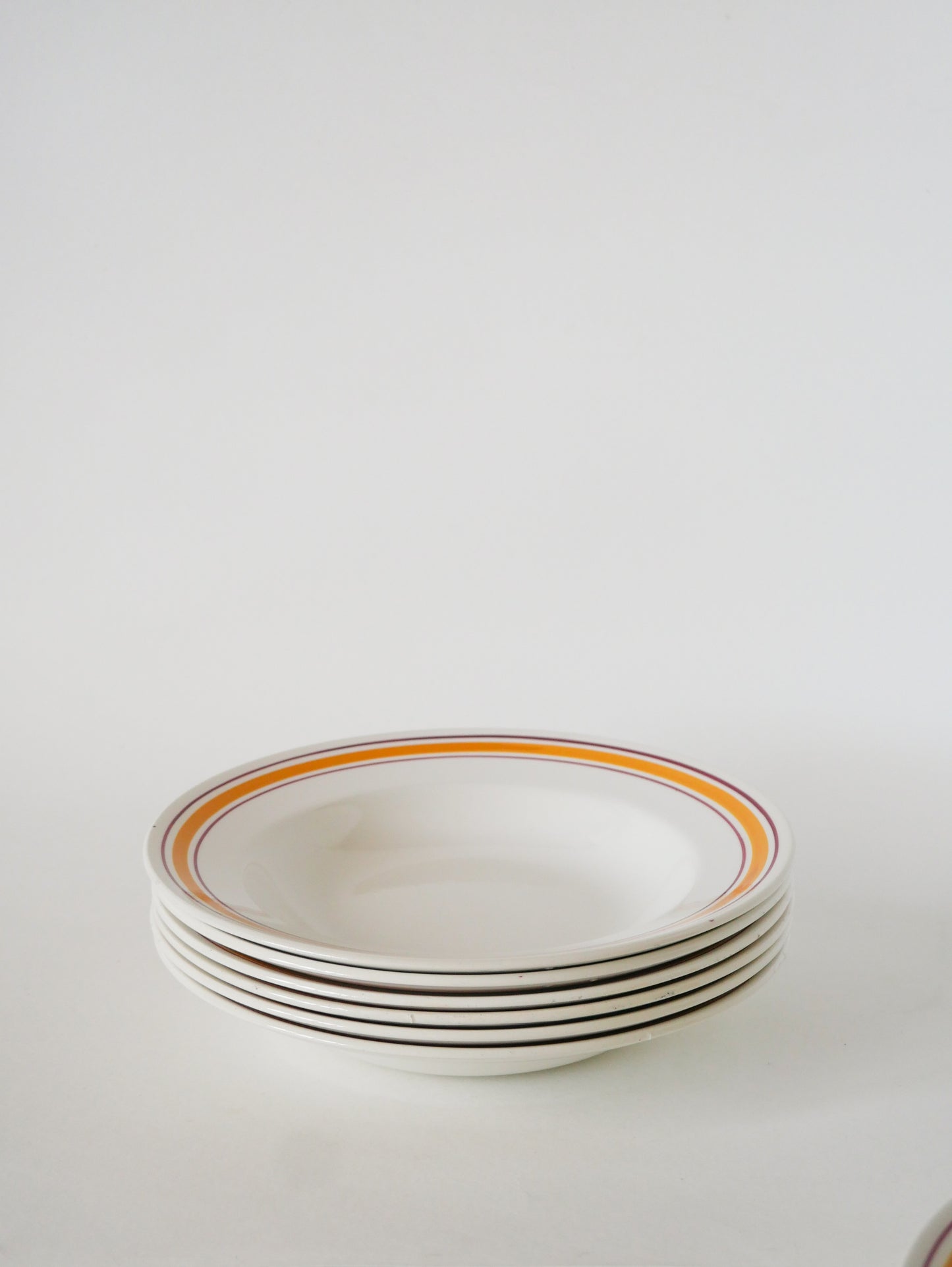 Lot de 6 assiettes creuses, Liserés Jaune et Bordeaux, 1960