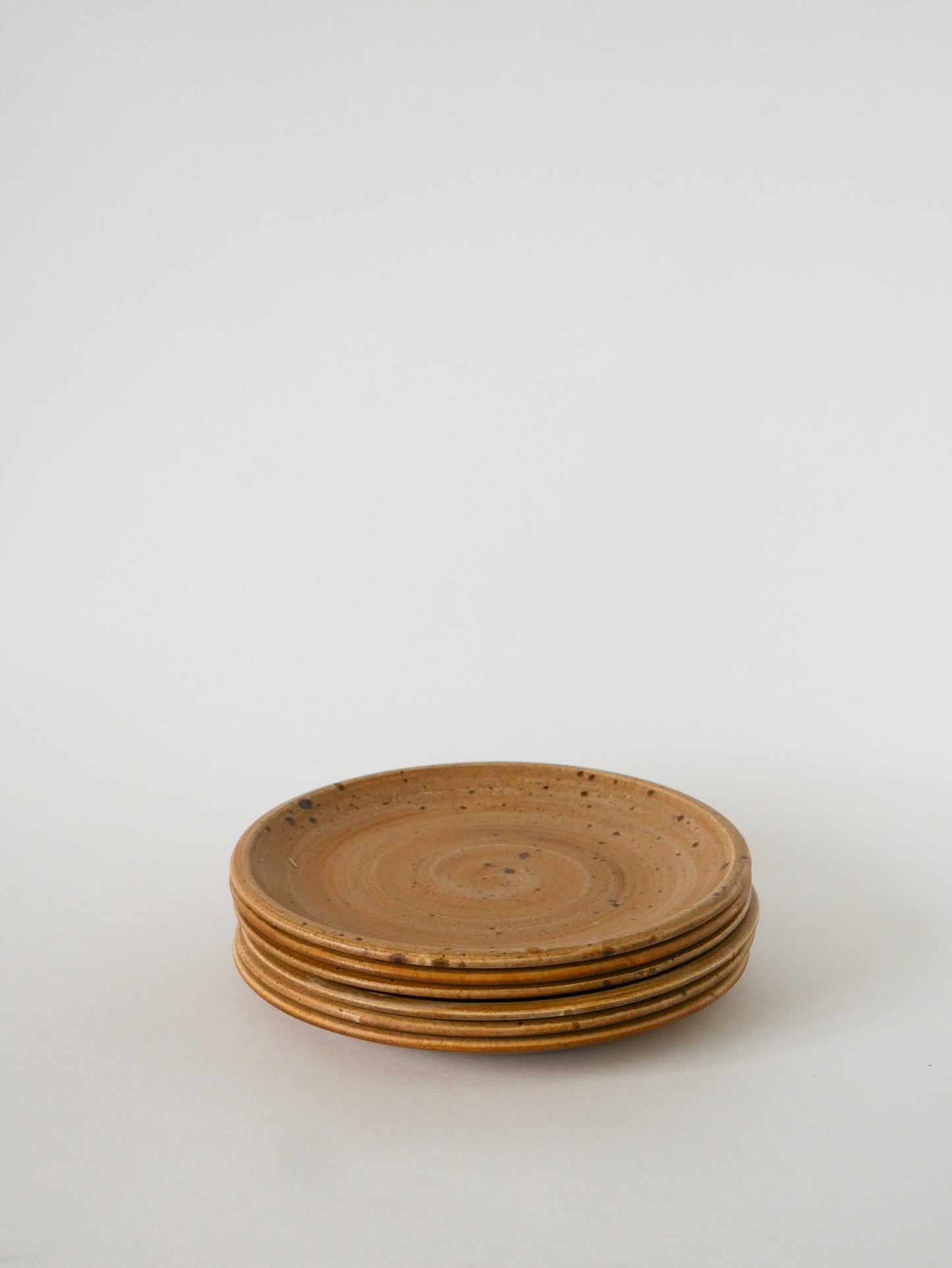 Lot de 6 assiettes à dessert en grès moucheté, fabrication artisanale, 1970