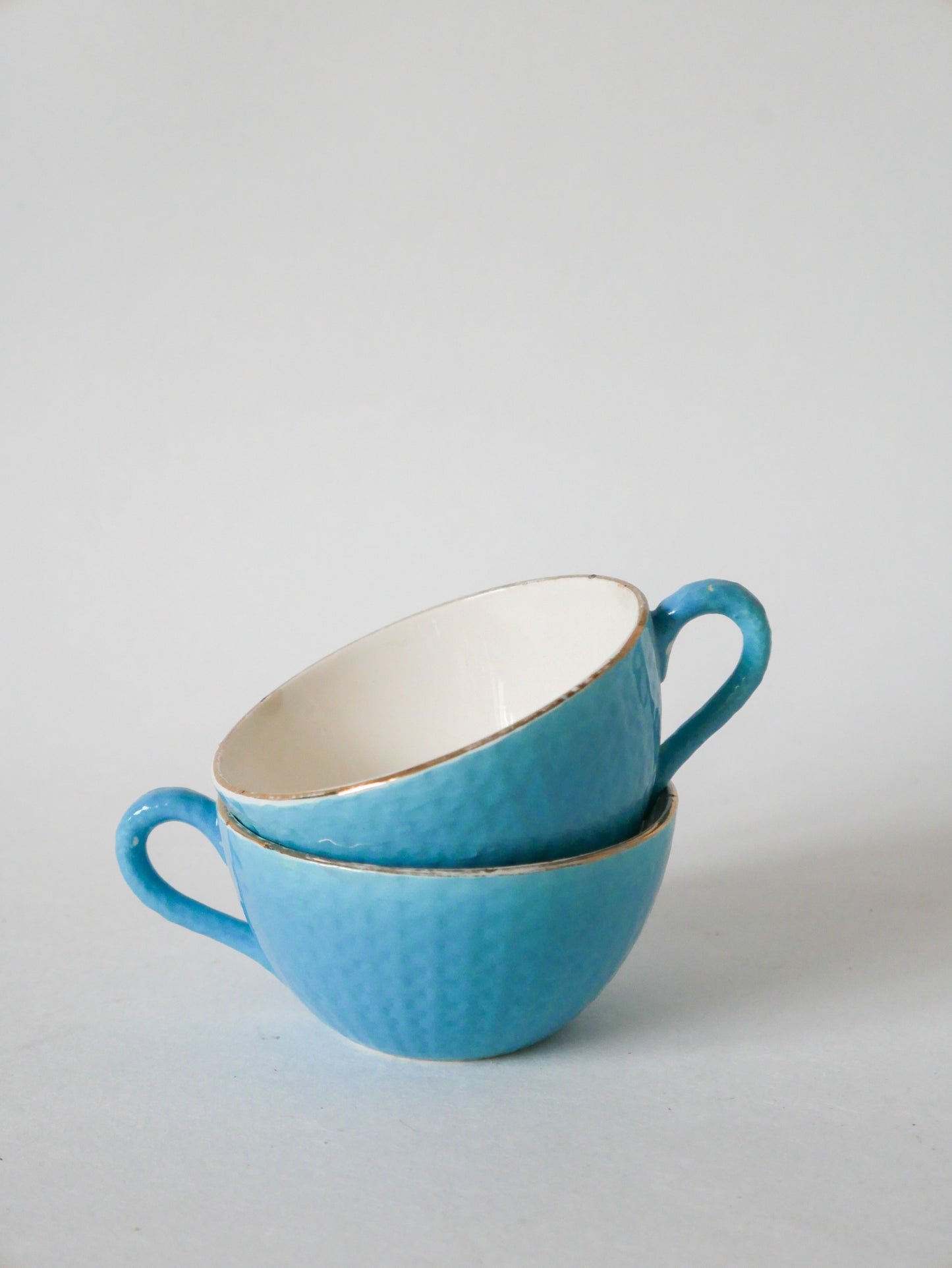 Paire de tasses Digoin Sarreguemines texturées bleu ciel et liseré doré 1950