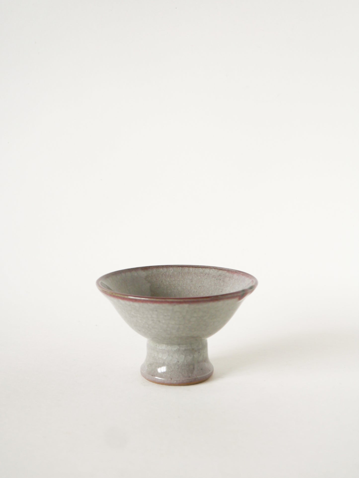 Petite coupe sur pieds en céramique, Gris et Rose, Signée, 1970