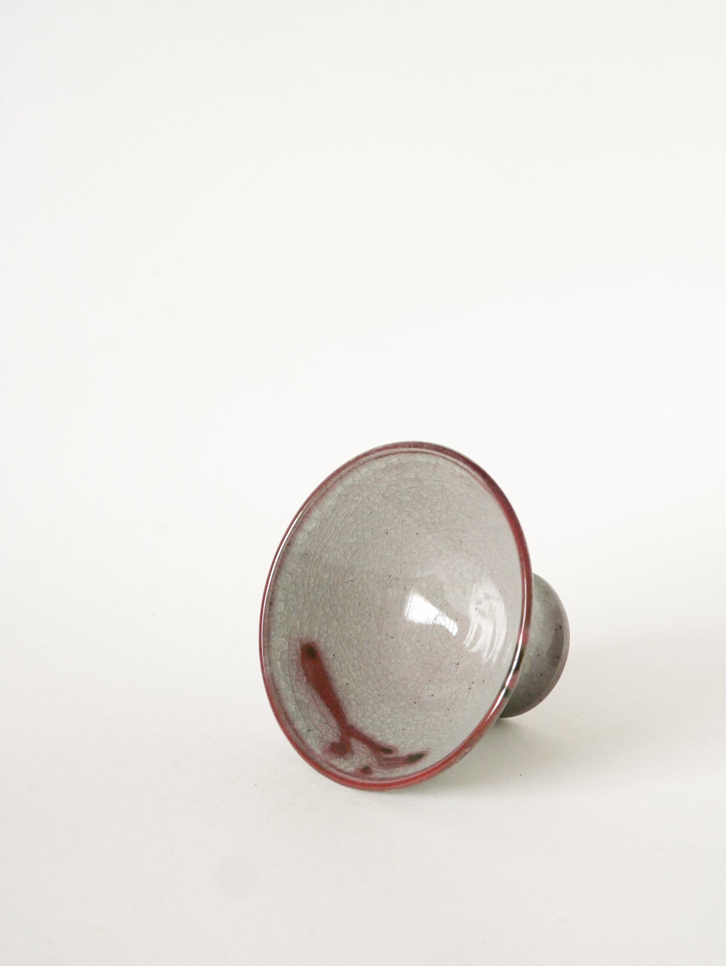 Petite coupe sur pieds en céramique, Gris et Rose, Signée, 1970