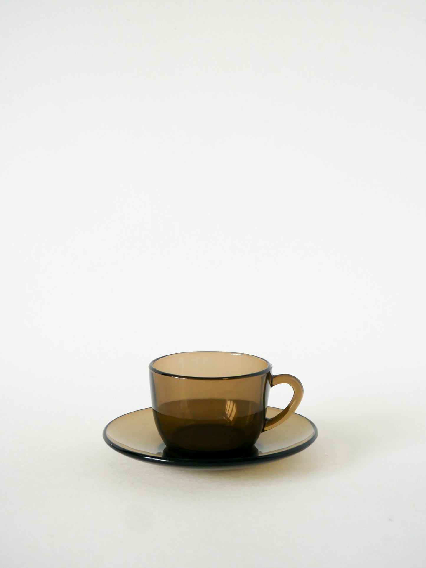 Paire de tasses en verre fumé avec sous-tasses, Design, 1970