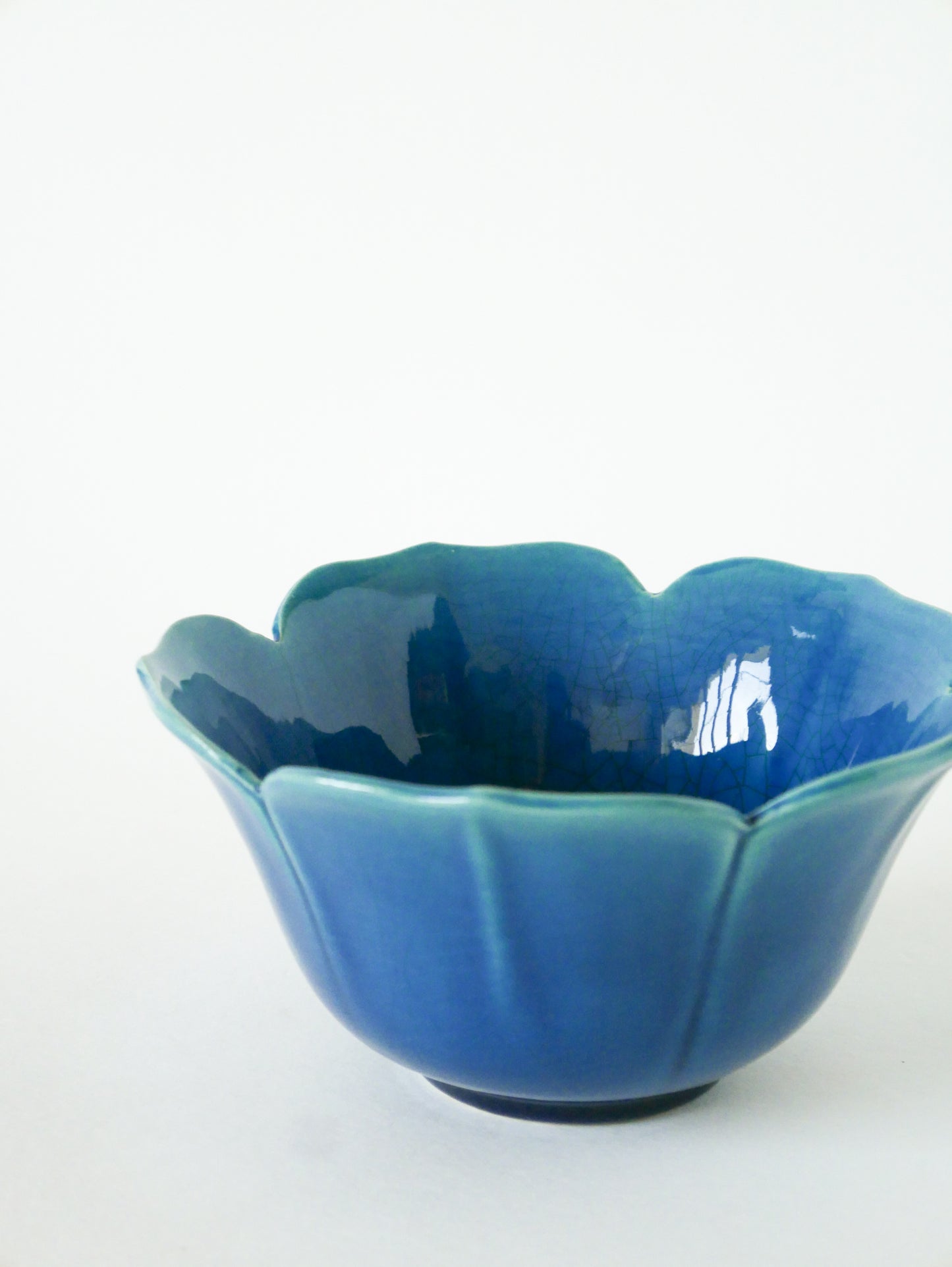 Coupe en céramique en forme de fleur, Bleu Klein