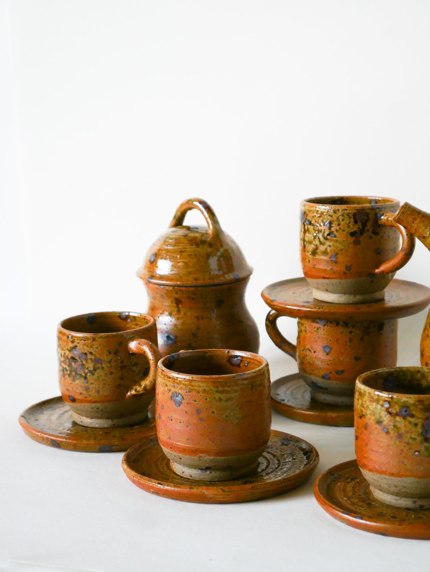 Service à café en grès vernissé composé d'une cafetière et de 5 tasses avec soucoupes, 1970