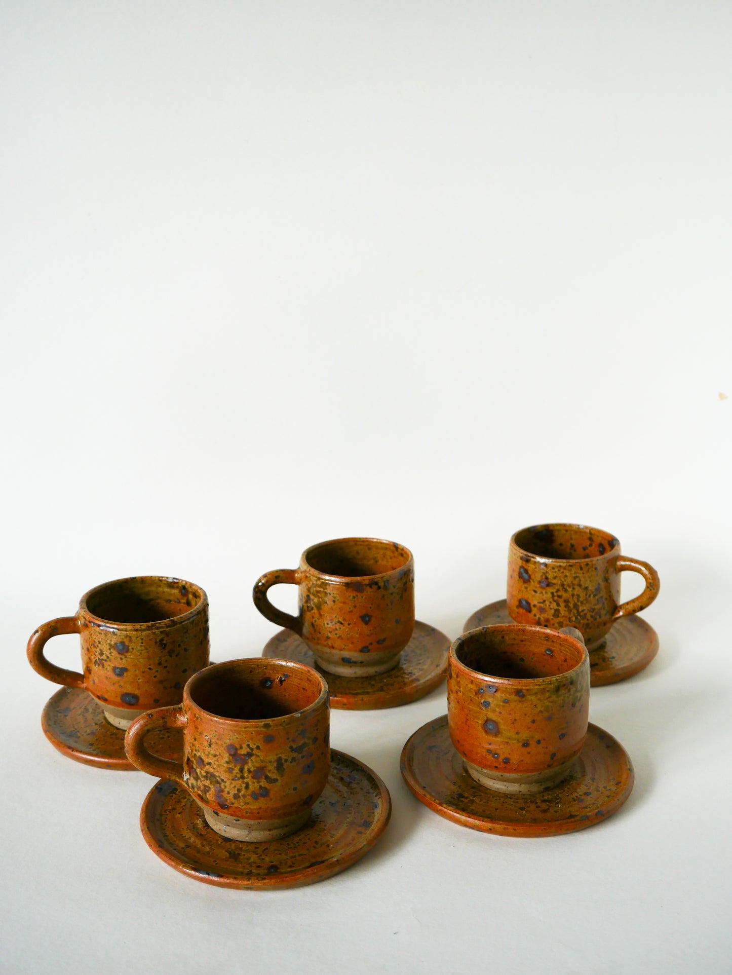Service à café en grès vernissé composé d'une cafetière et de 5 tasses avec soucoupes, 1970