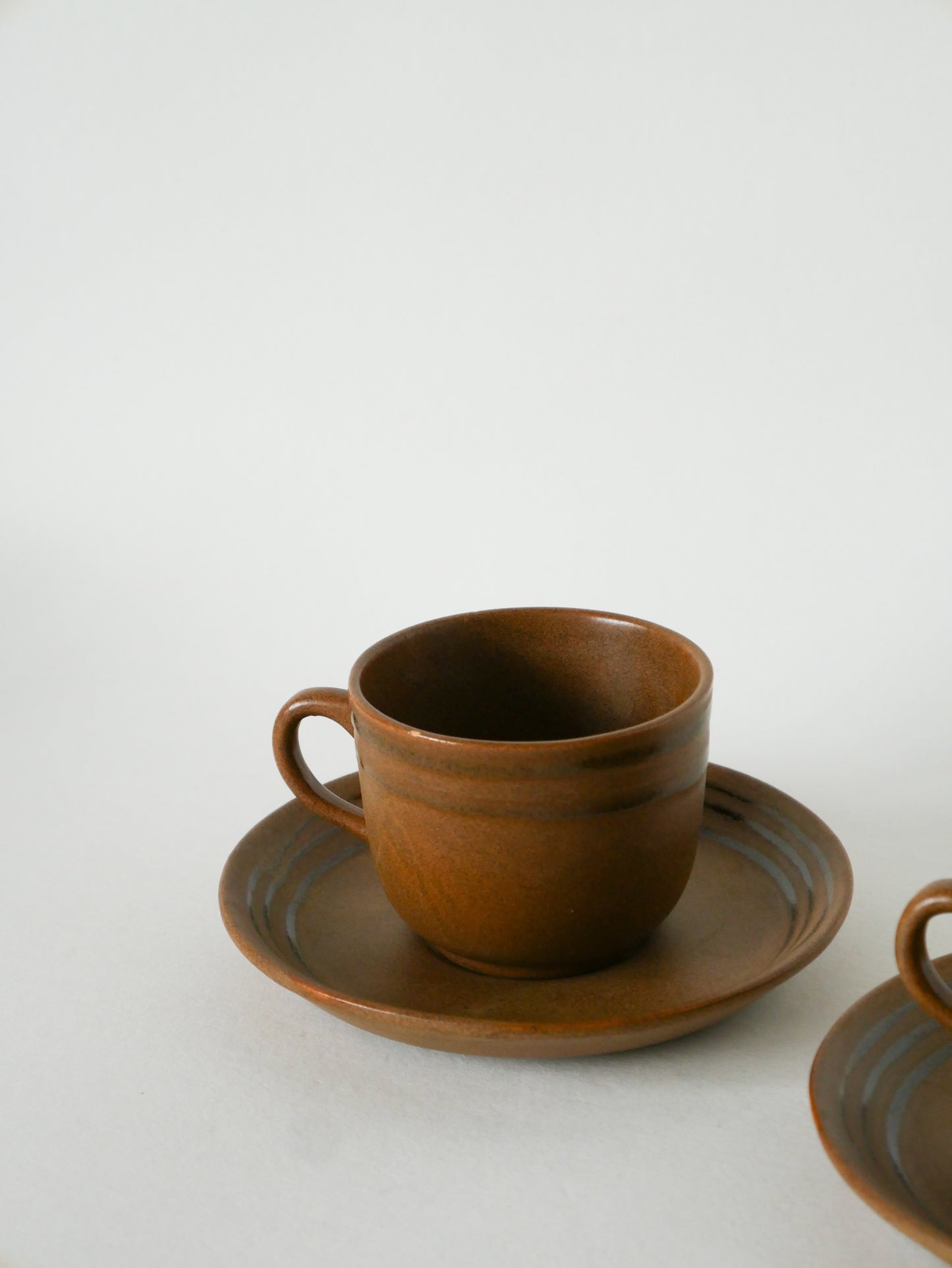 Paire de tasses à café en grès à liserés, Marron, 1970