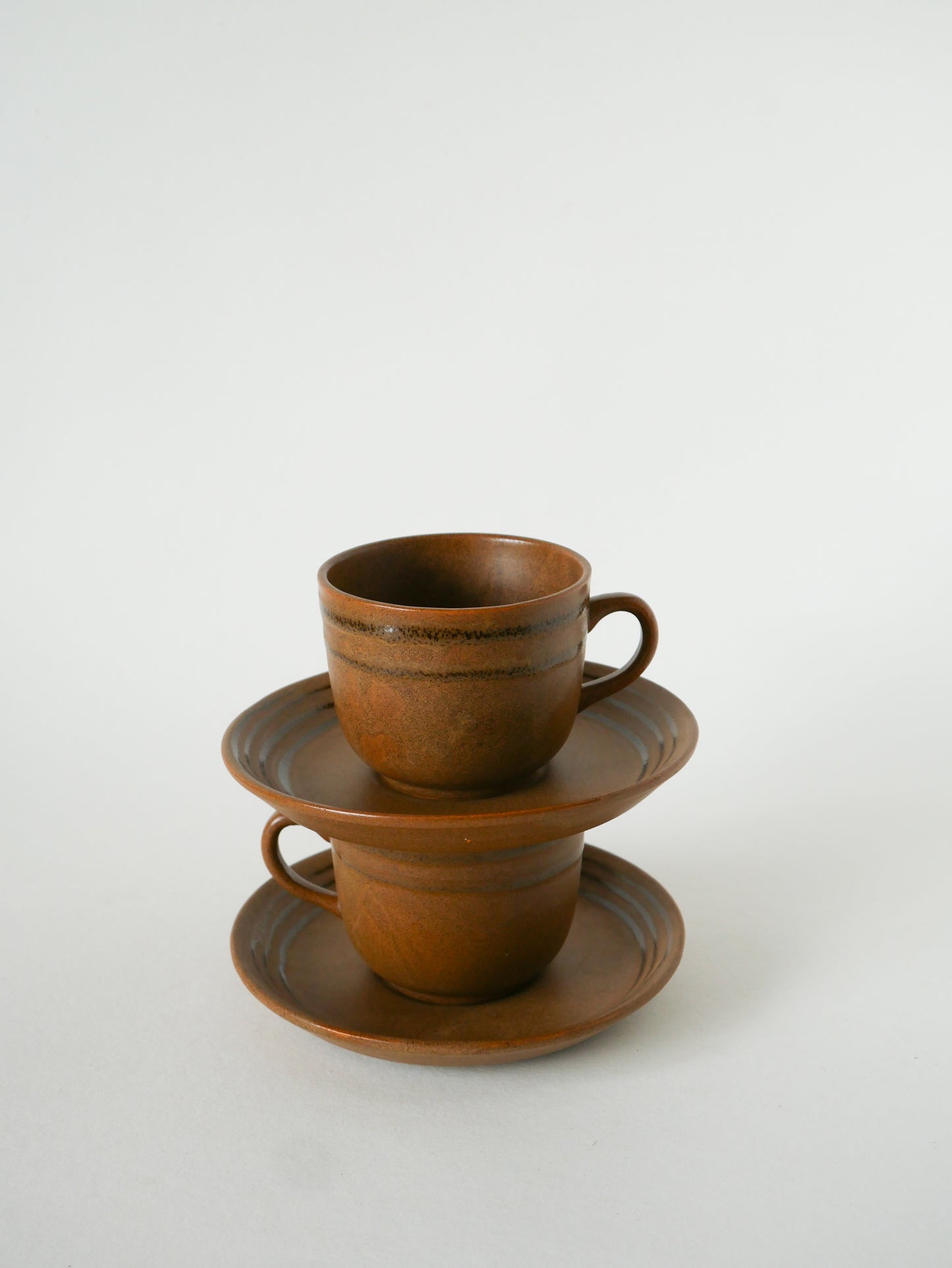 Paire de tasses à café en grès à liserés, Marron, 1970