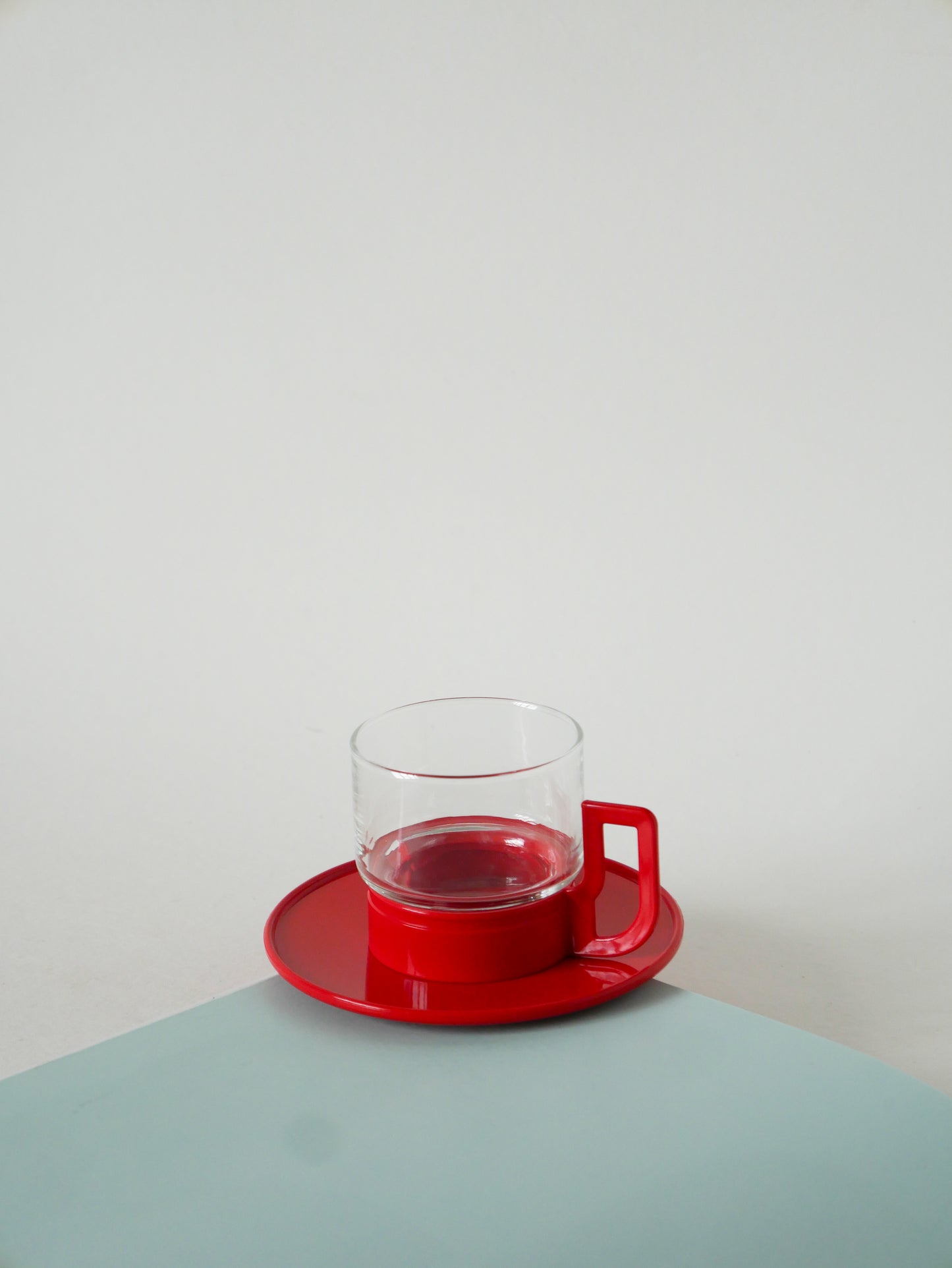 Paire de tasses à expresso en verre et plastique, Rouge, Design, 1980