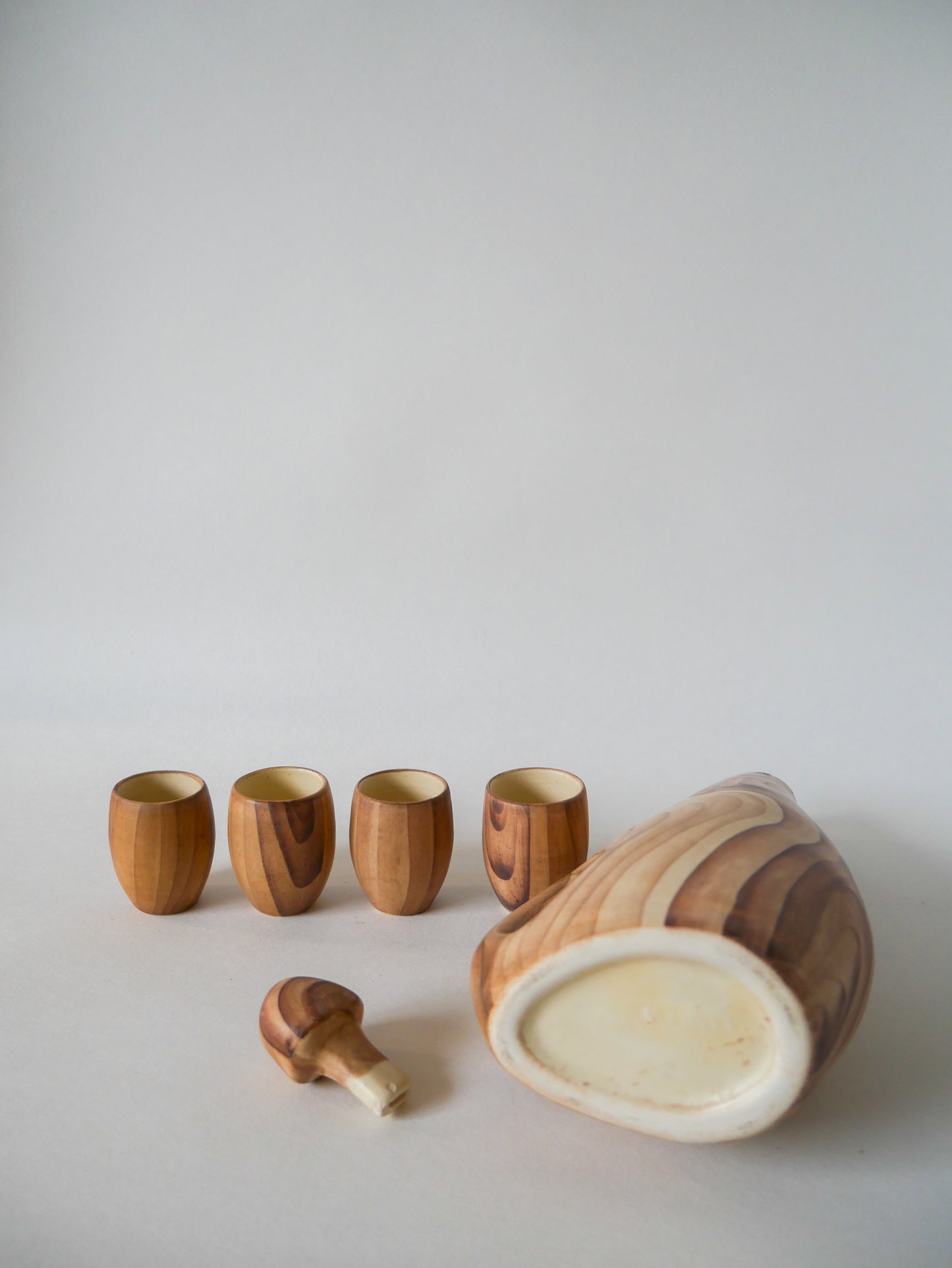 Carafe et 4 verres à liqueur en céramique Vallauris Grandjean-Jourdan effet bois Design 1950-1960