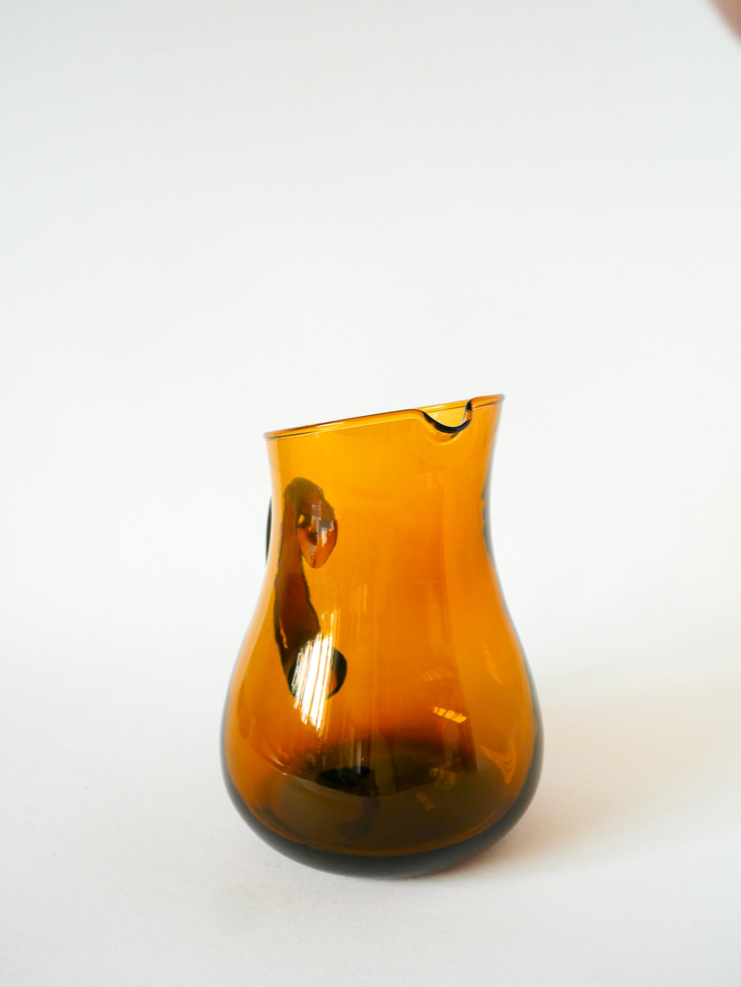 Pichet en verre ambré, Design, 1970 - 20 X 17 cm