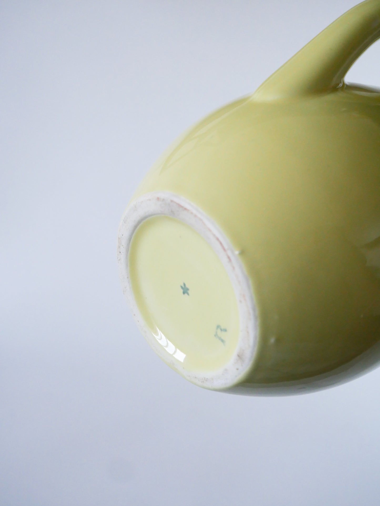 Grand pichet en céramique, Jaune Beurre, signé Magda, 1960