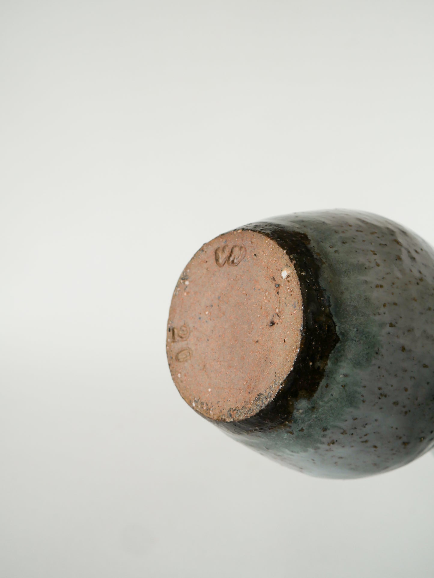 Grand pichet en grès vernissé, Gris clair, 1970