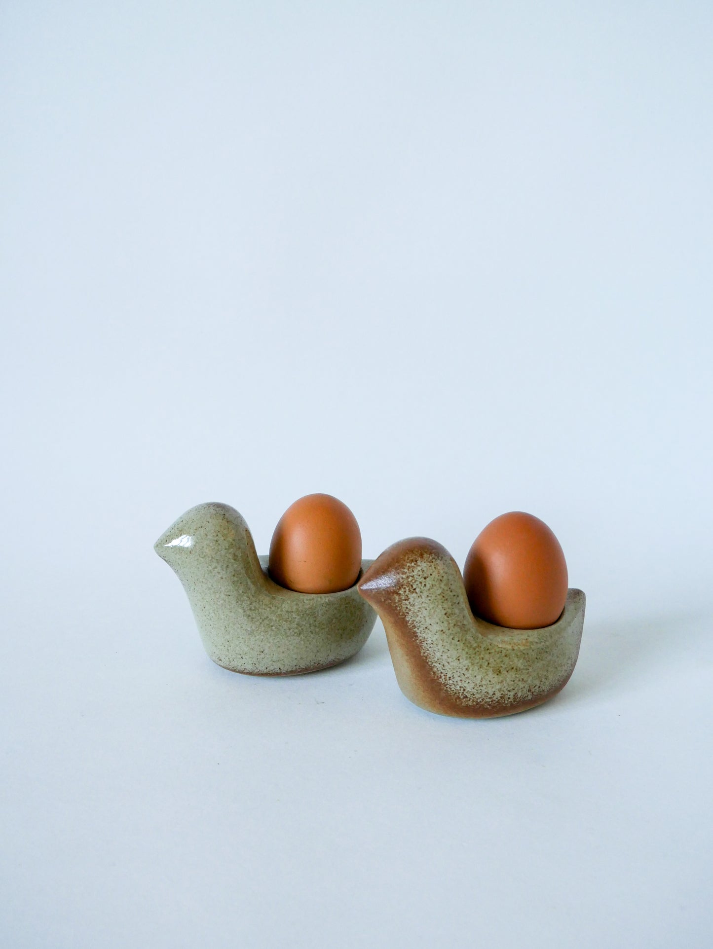 Paire de coquetiers en grès modèle poussin 1970