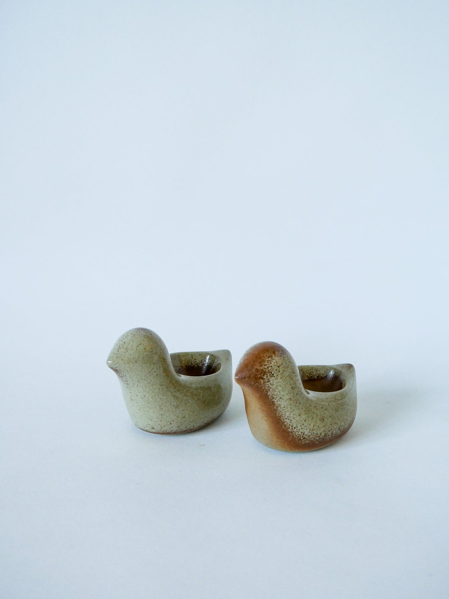 Paire de coquetiers en grès modèle poussin 1970