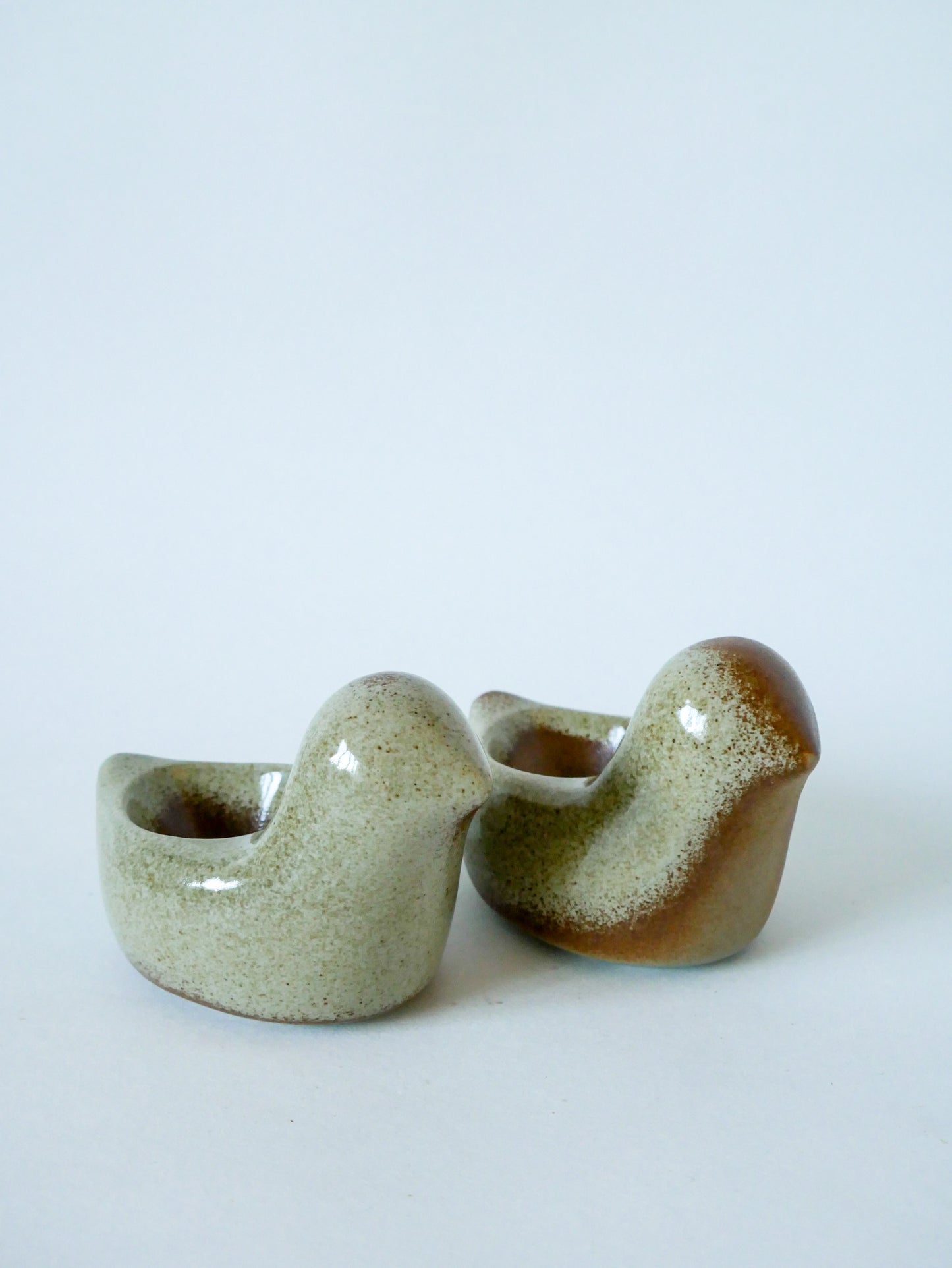 Paire de coquetiers en grès modèle poussin 1970