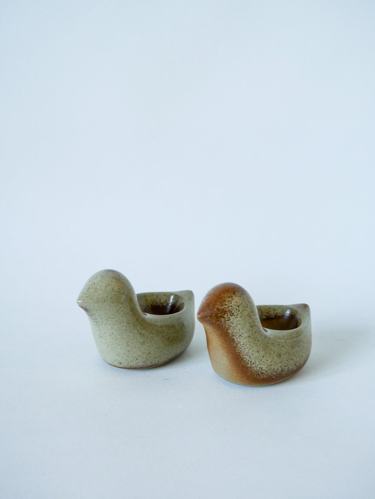 Paire de coquetiers en grès modèle poussin 1970