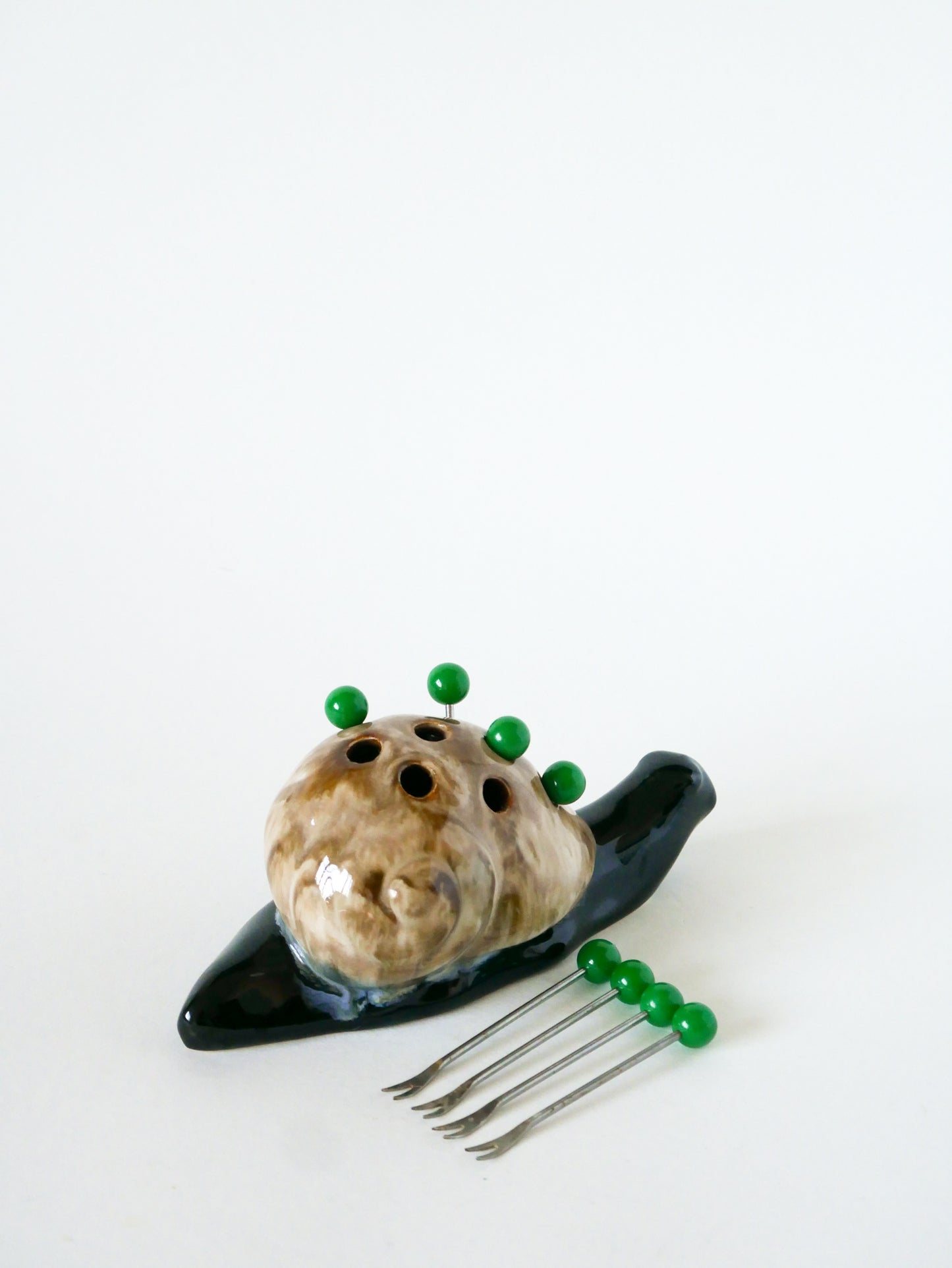 Grand escargot en barbotine, porte-pics apéro, Noir, Beige et Vert, 1970