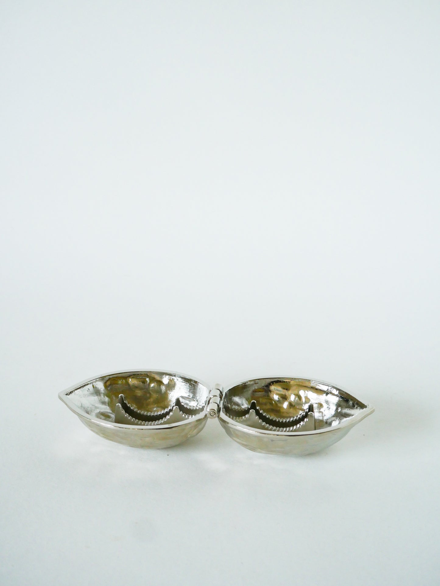 Casse-noix en métal argenté, modèle Noix, 1960