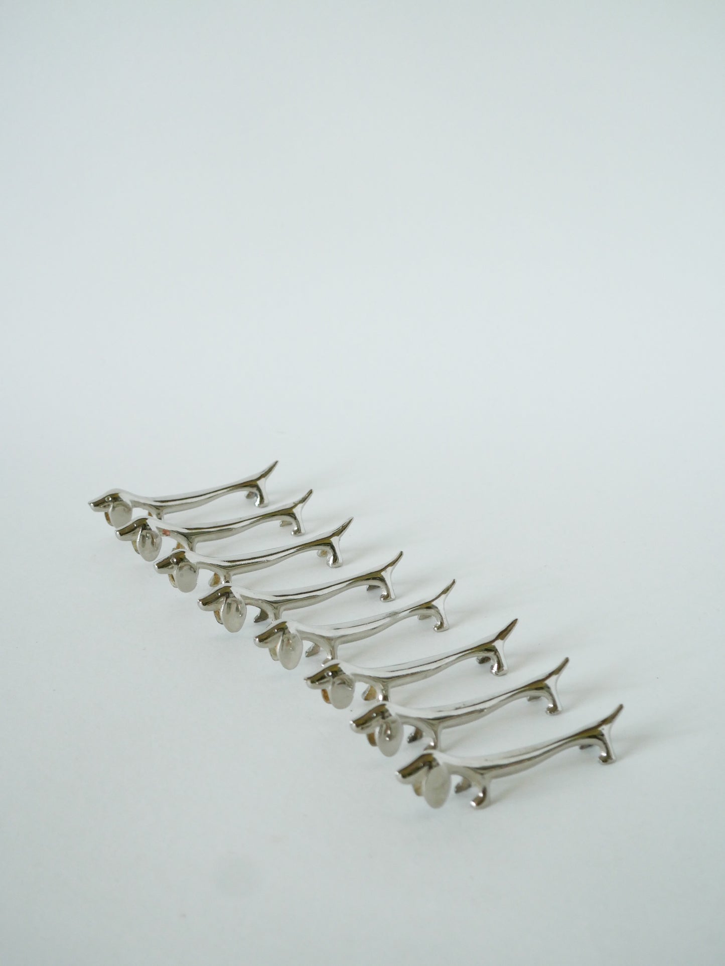 Lot de 8 porte-couteaux Teckel en métal argenté, Design, 1970