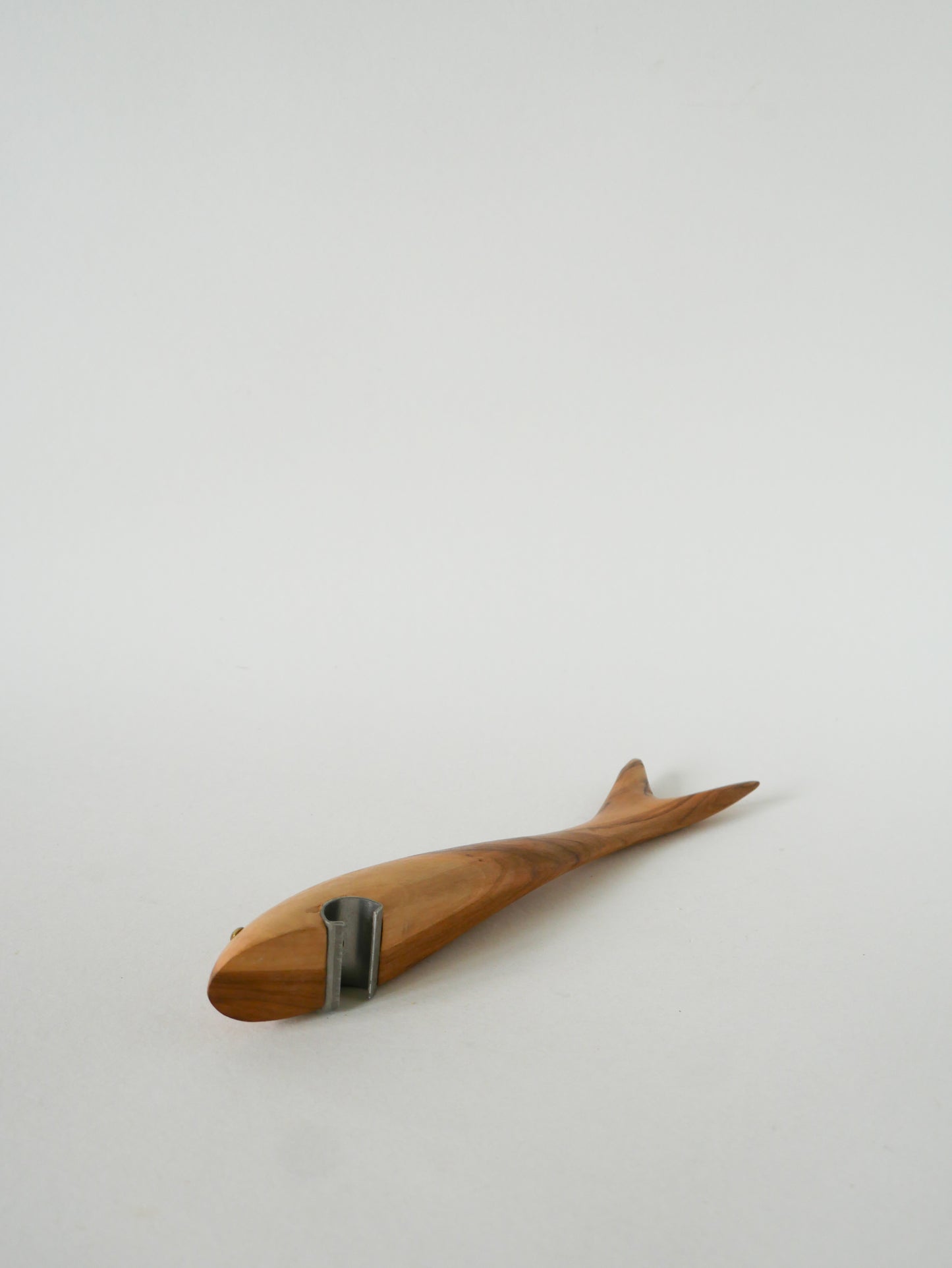 Décapsuleur en forme de poisson, bois d'olivier, 1960