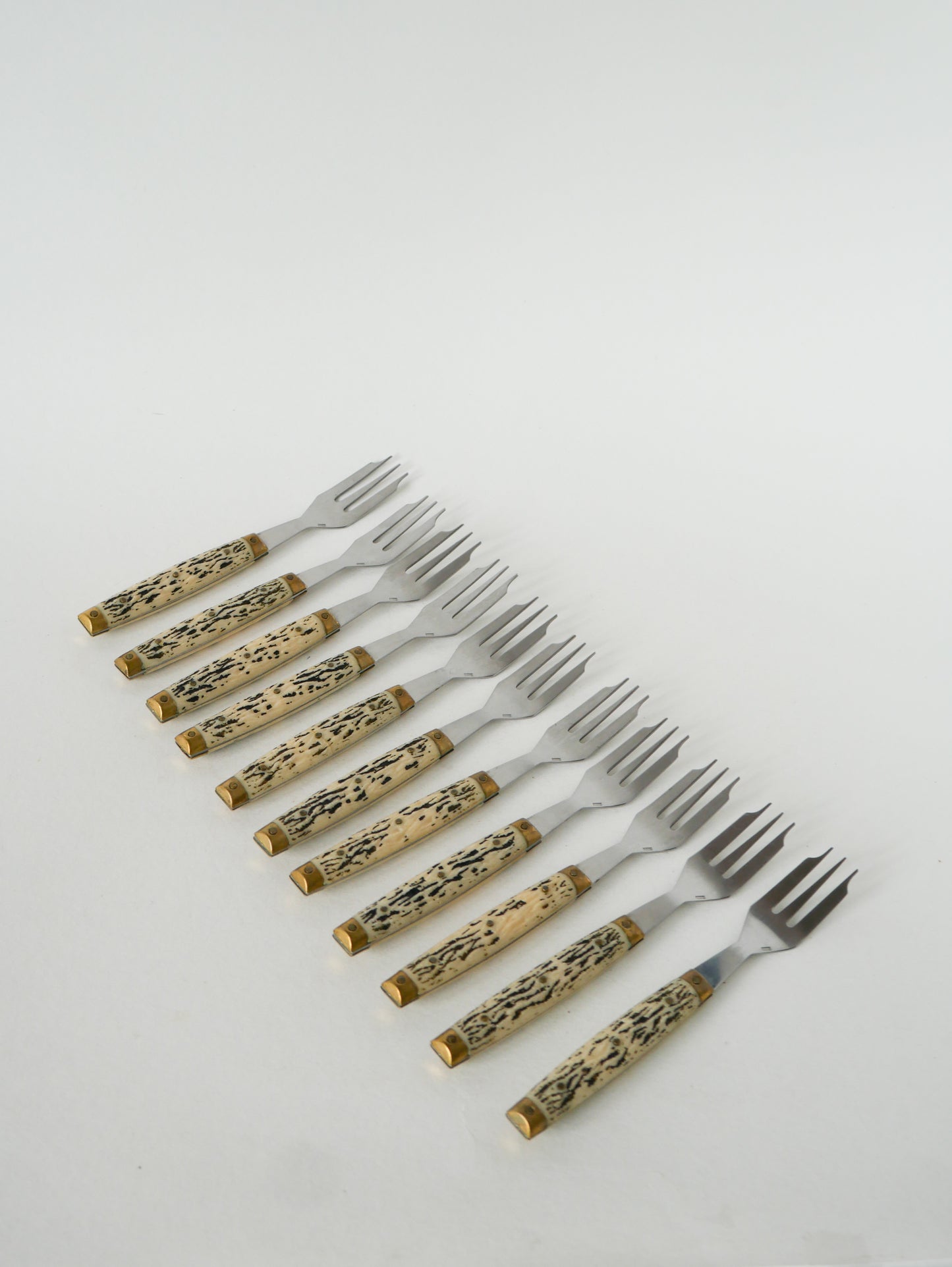 Ensemble de 11 fourchettes à dessert en bakélite et laiton, Beige & Noir, 1970