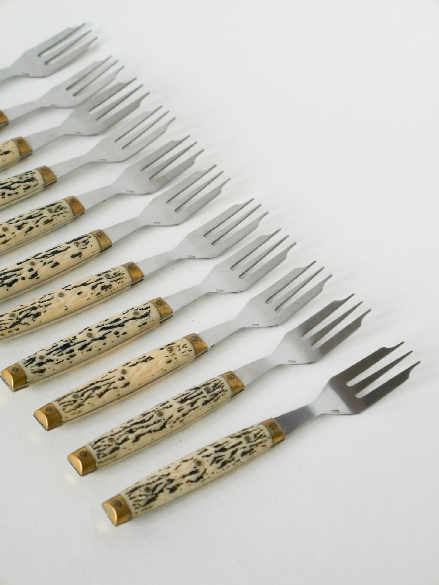 Ensemble de 11 fourchettes à dessert en bakélite et laiton, Beige & Noir, 1970