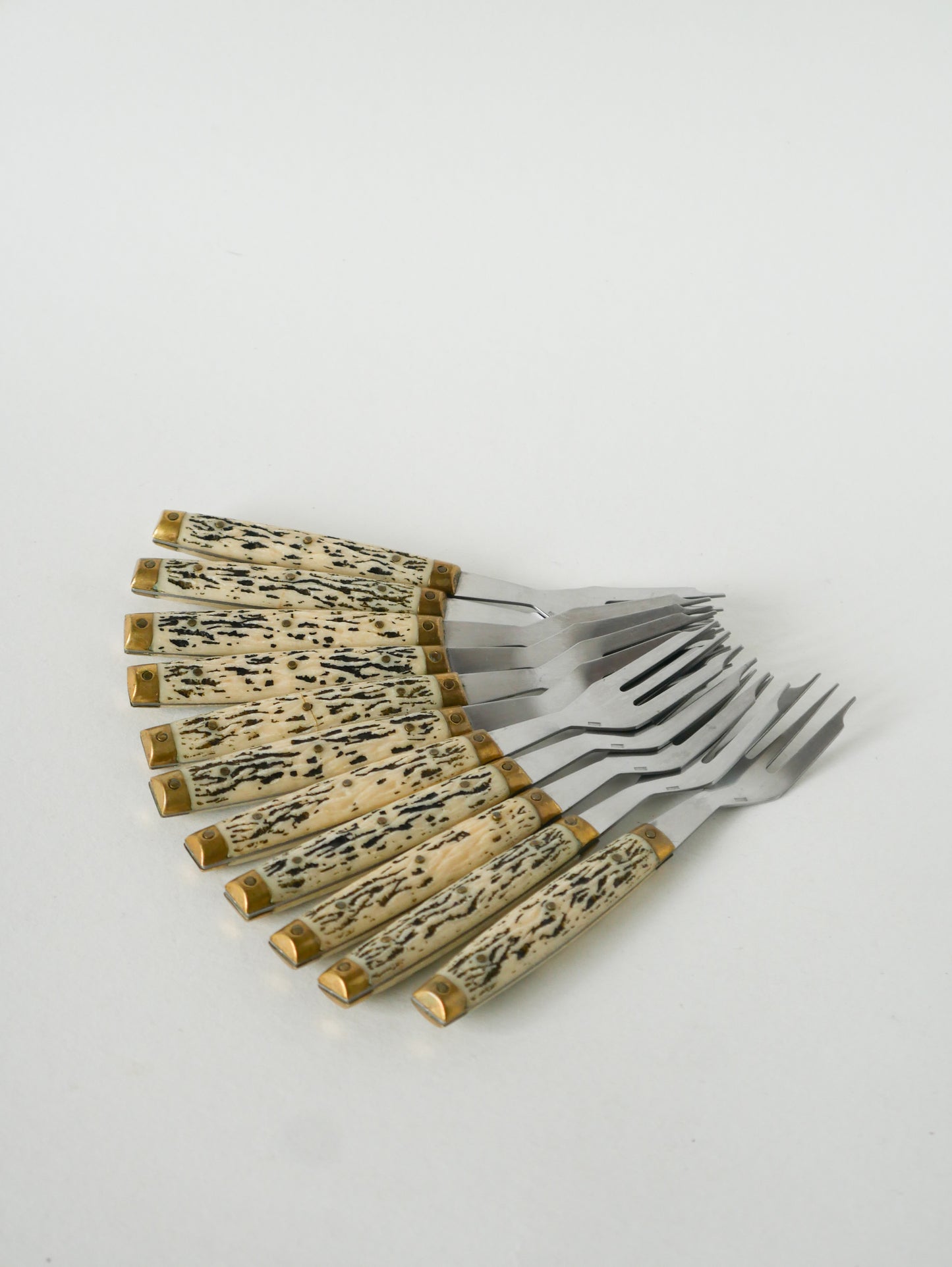 Ensemble de 11 fourchettes à dessert en bakélite et laiton, Beige & Noir, 1970