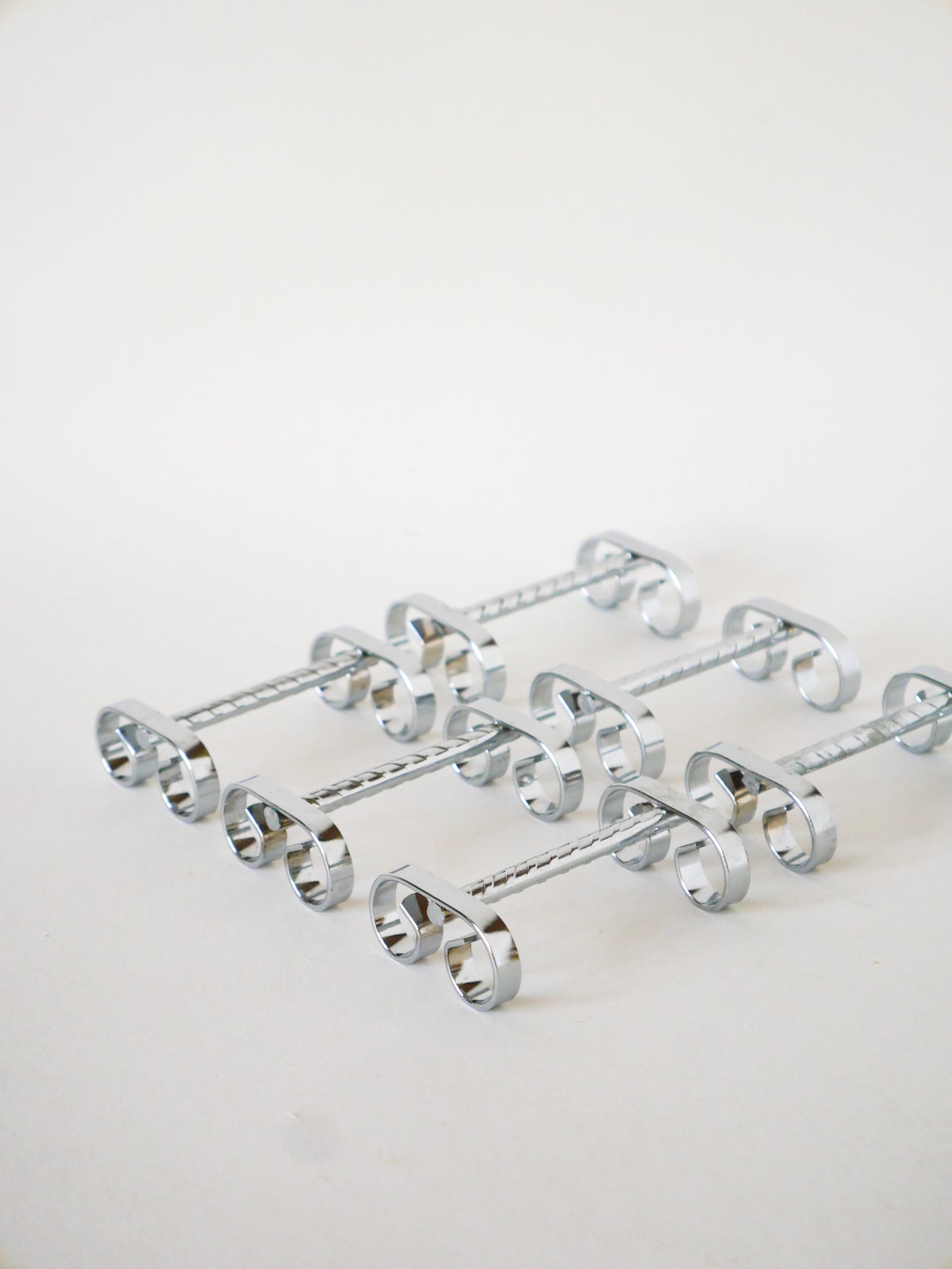 Ensemble de 6 porte-couteaux travaillés en inox, 1970