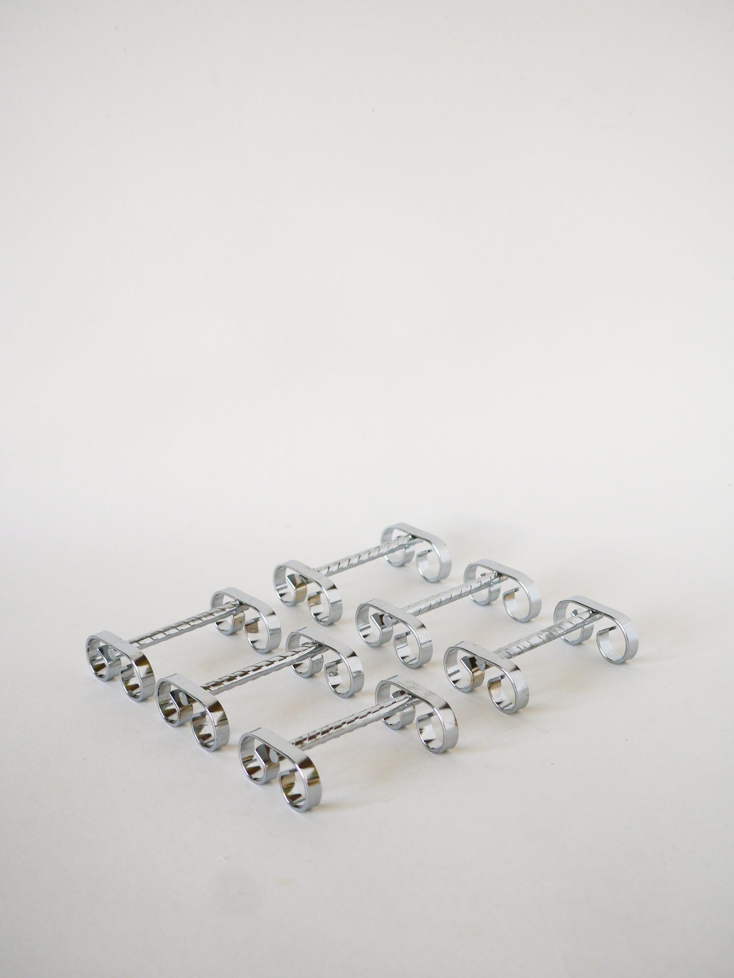 Ensemble de 6 porte-couteaux travaillés en inox, 1970