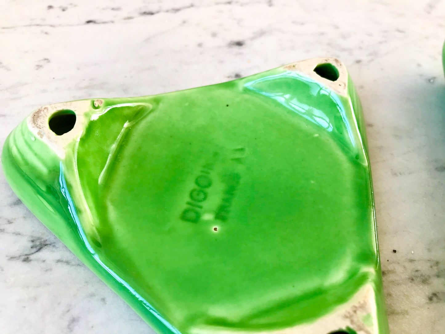 Paire de dessous de bouteilles en barbotine signé digoin sarreguemines verts années 50
